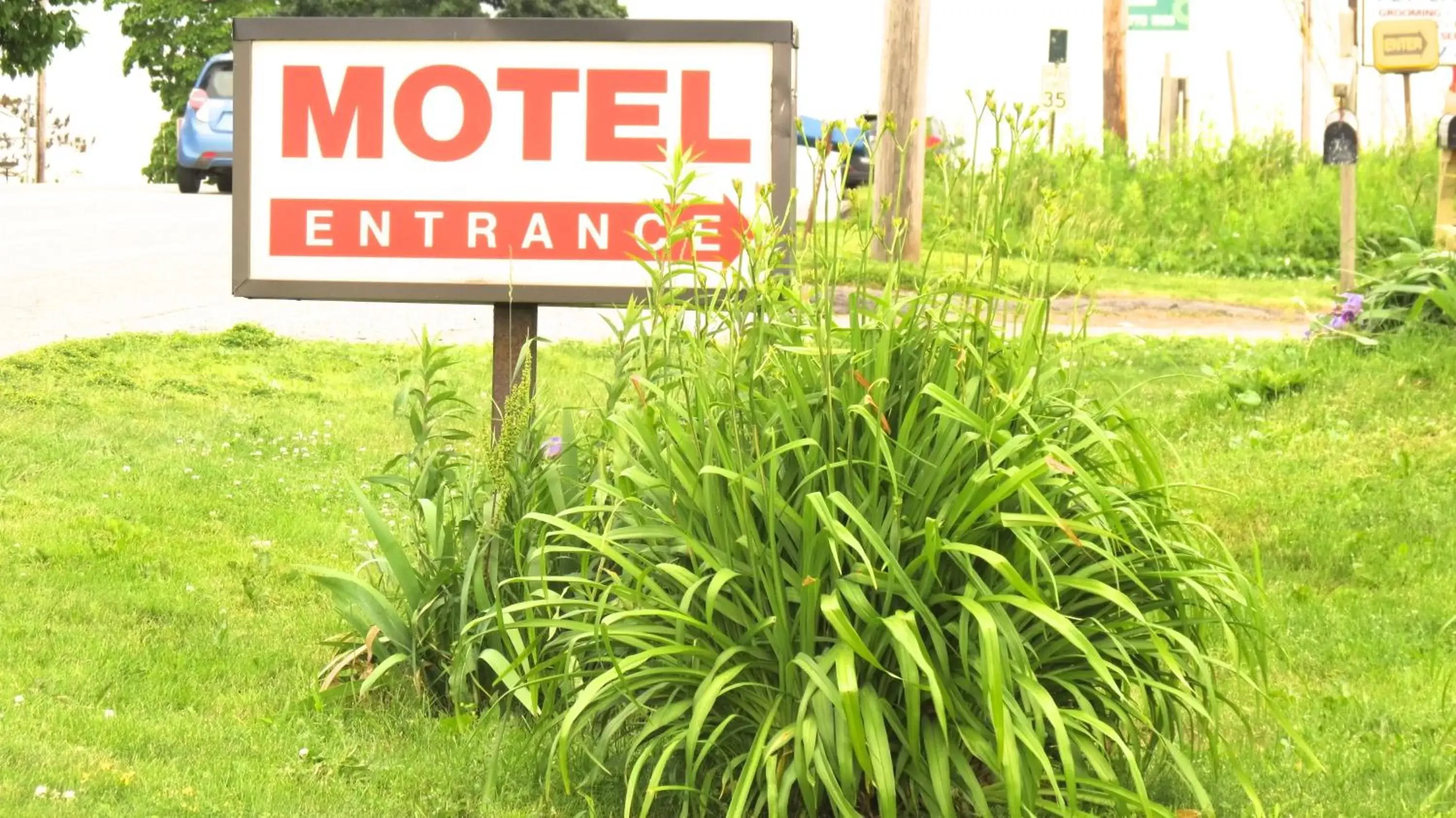 Facade/entrance, Garden in Budget Host Airport Inn