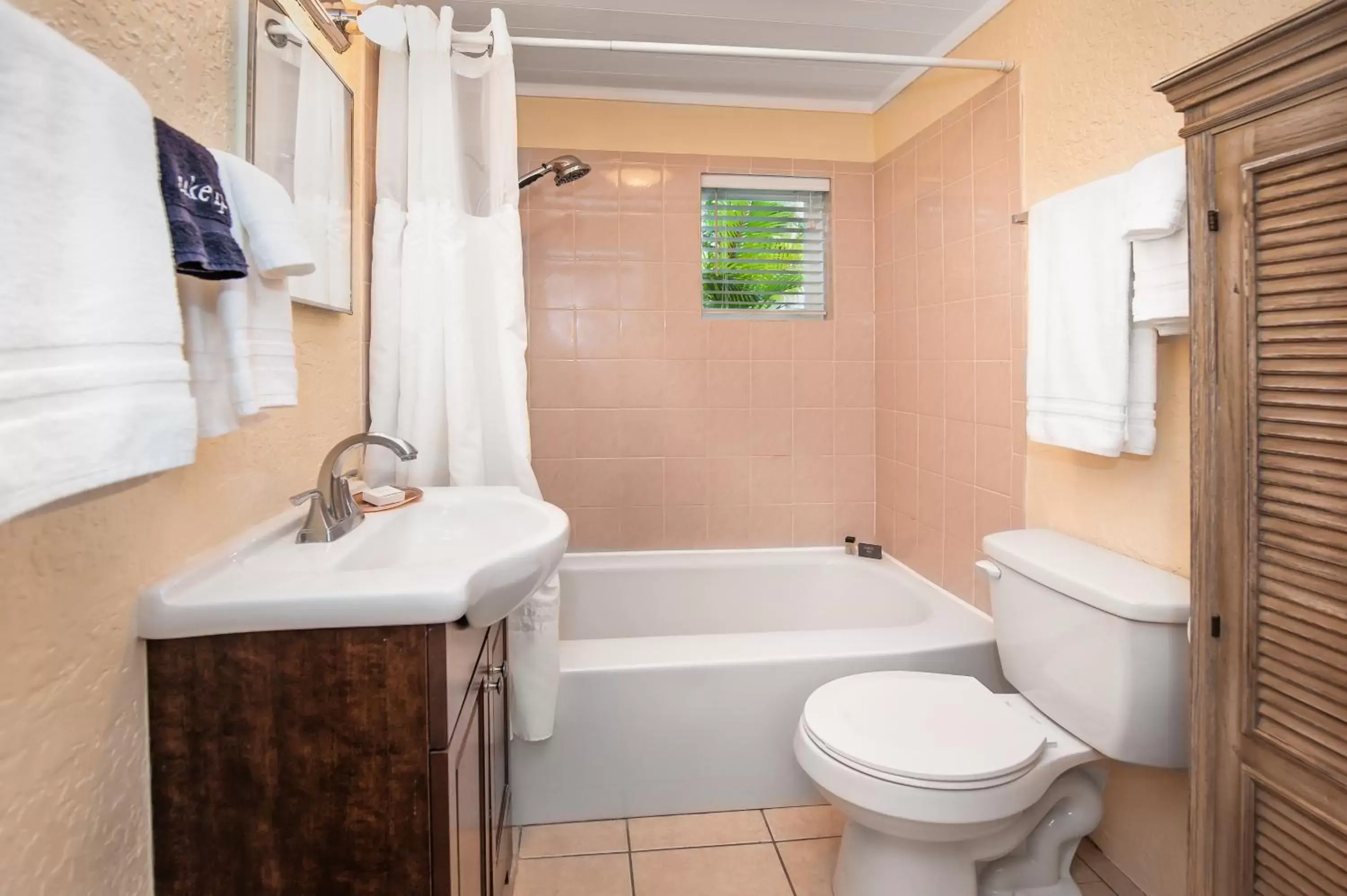 Toilet, Bathroom in Cedar Cove Resort & Cottages