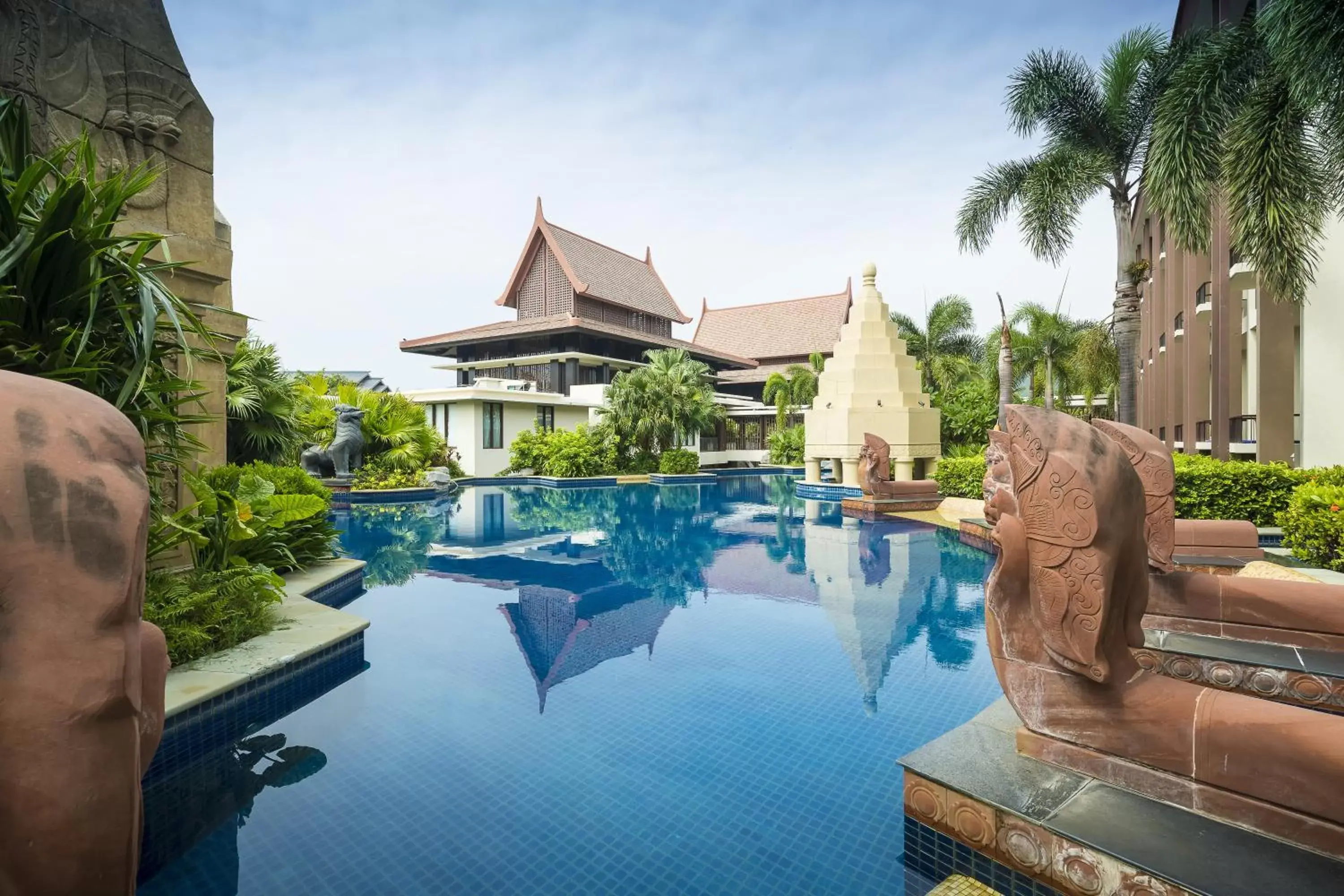 Property building, Swimming Pool in Pullman Sanya Yalong Bay Villas & Resort