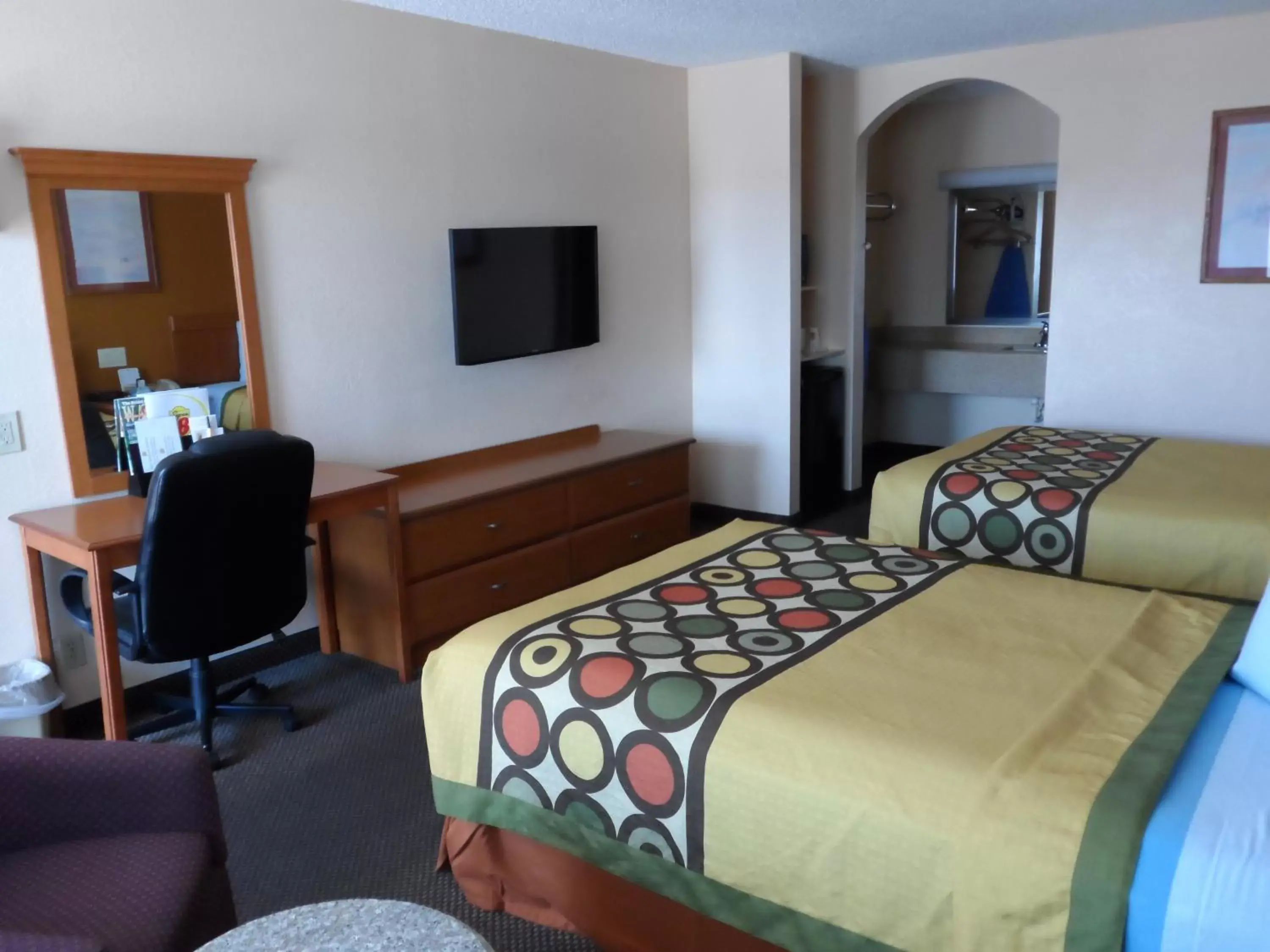 King Room with Roll-In Shower - Mobility Access/Non-Smoking in Super 8 by Wyndham Waco/Mall area TX