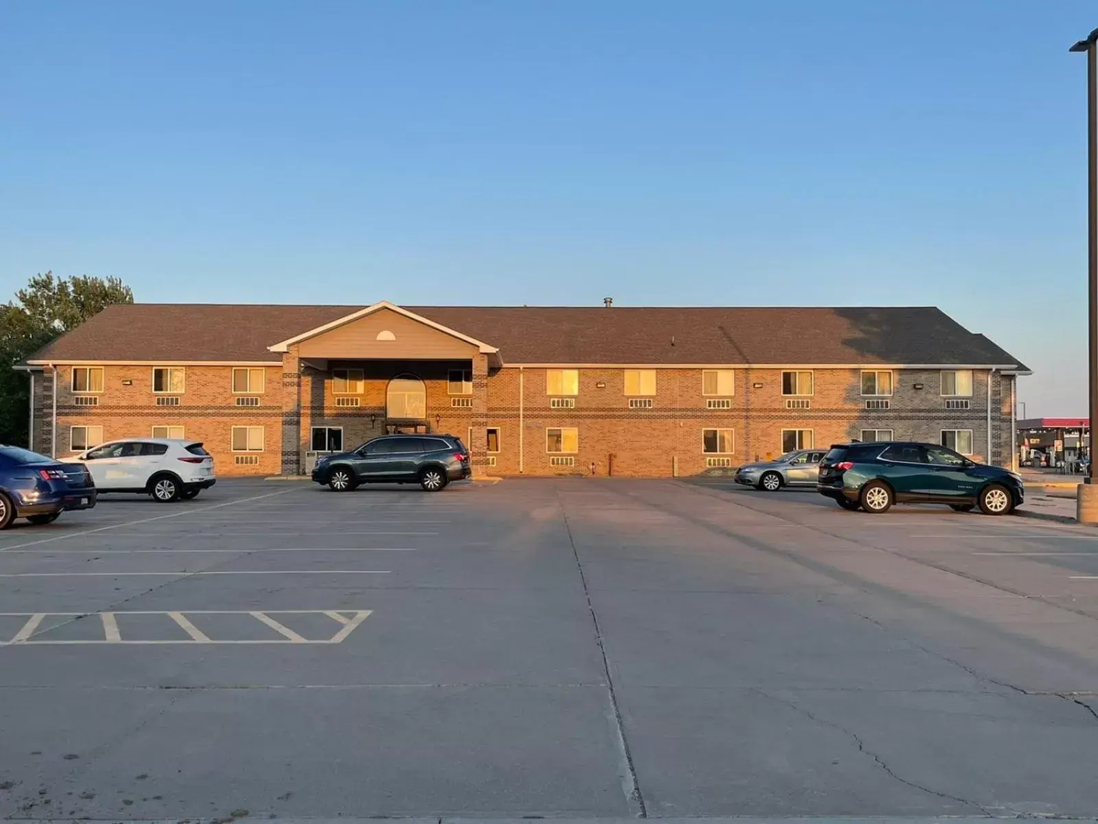 Parking, Property Building in Rodeway Inn Holdrege