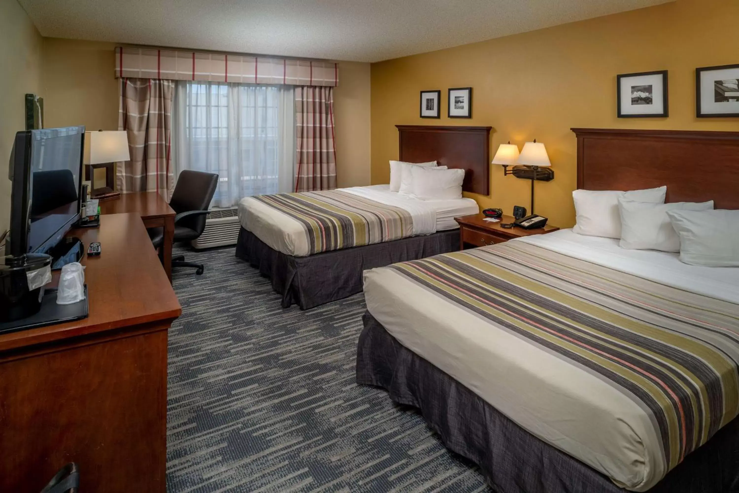 Bedroom, Bed in Country Inn & Suites by Radisson, Charleston South, WV