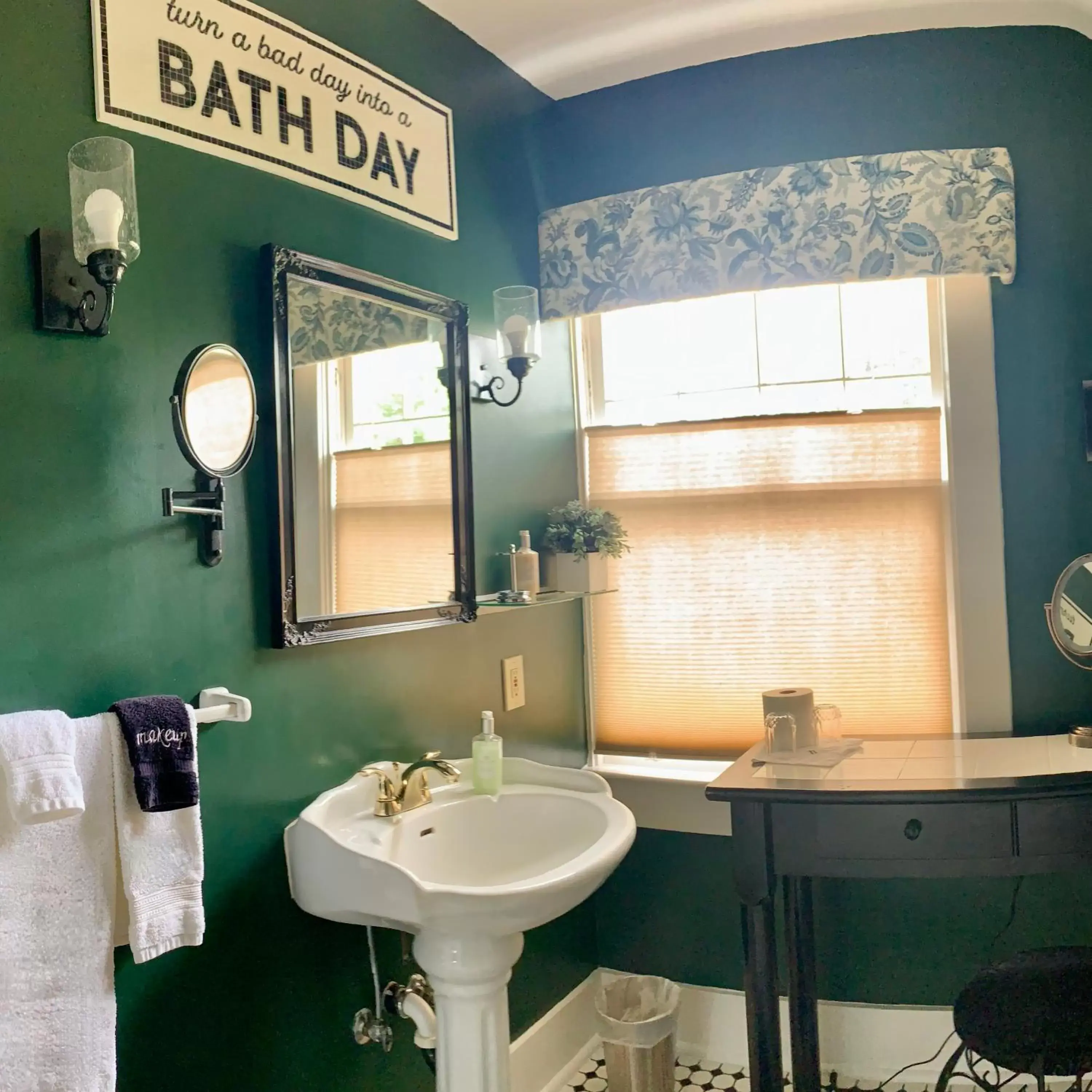 Bathroom in Bayberry Inn B&B and Oregon Wellness Retreat