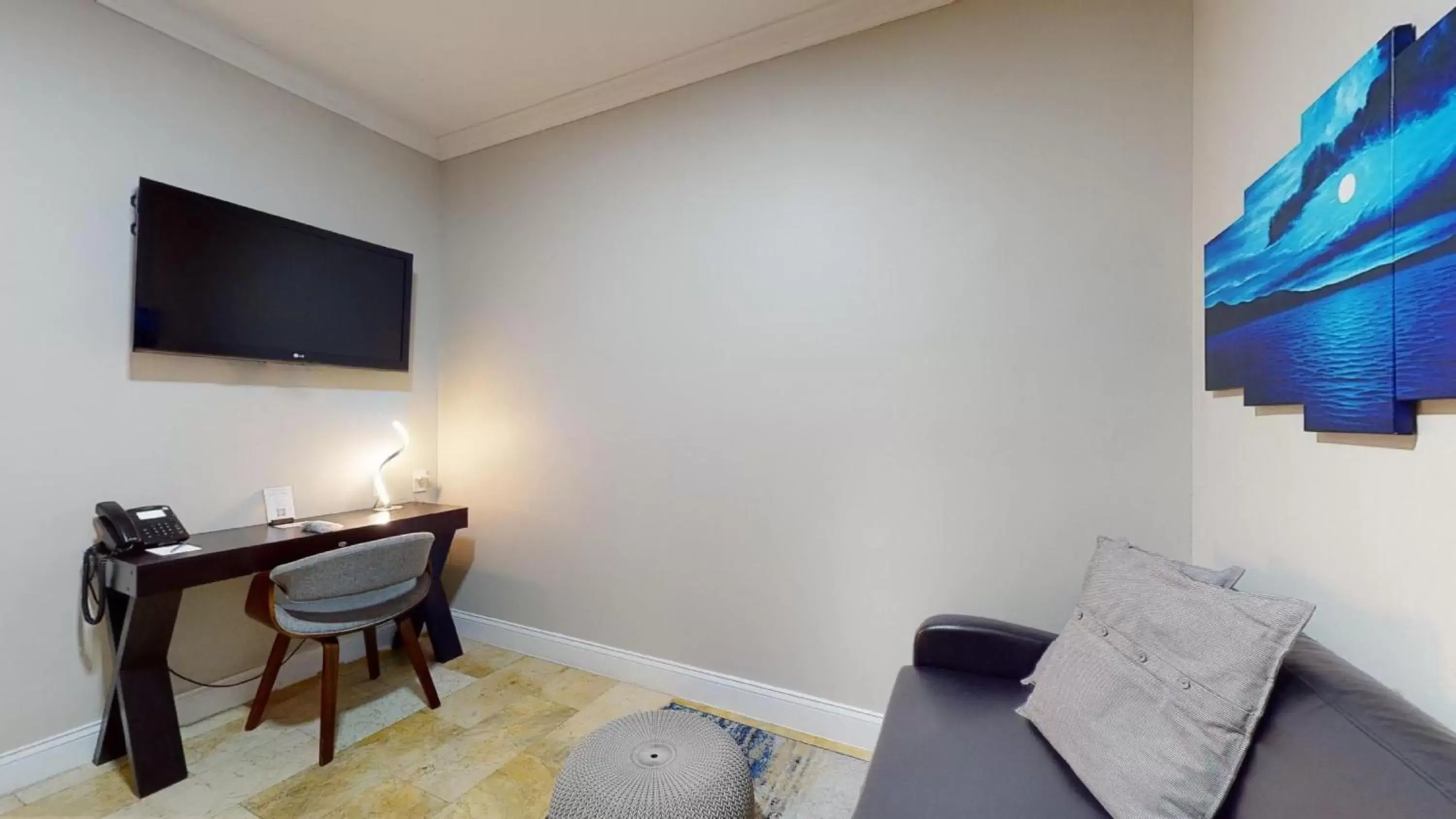 Living room, TV/Entertainment Center in Nuvo Suites Hotel - Miami Doral