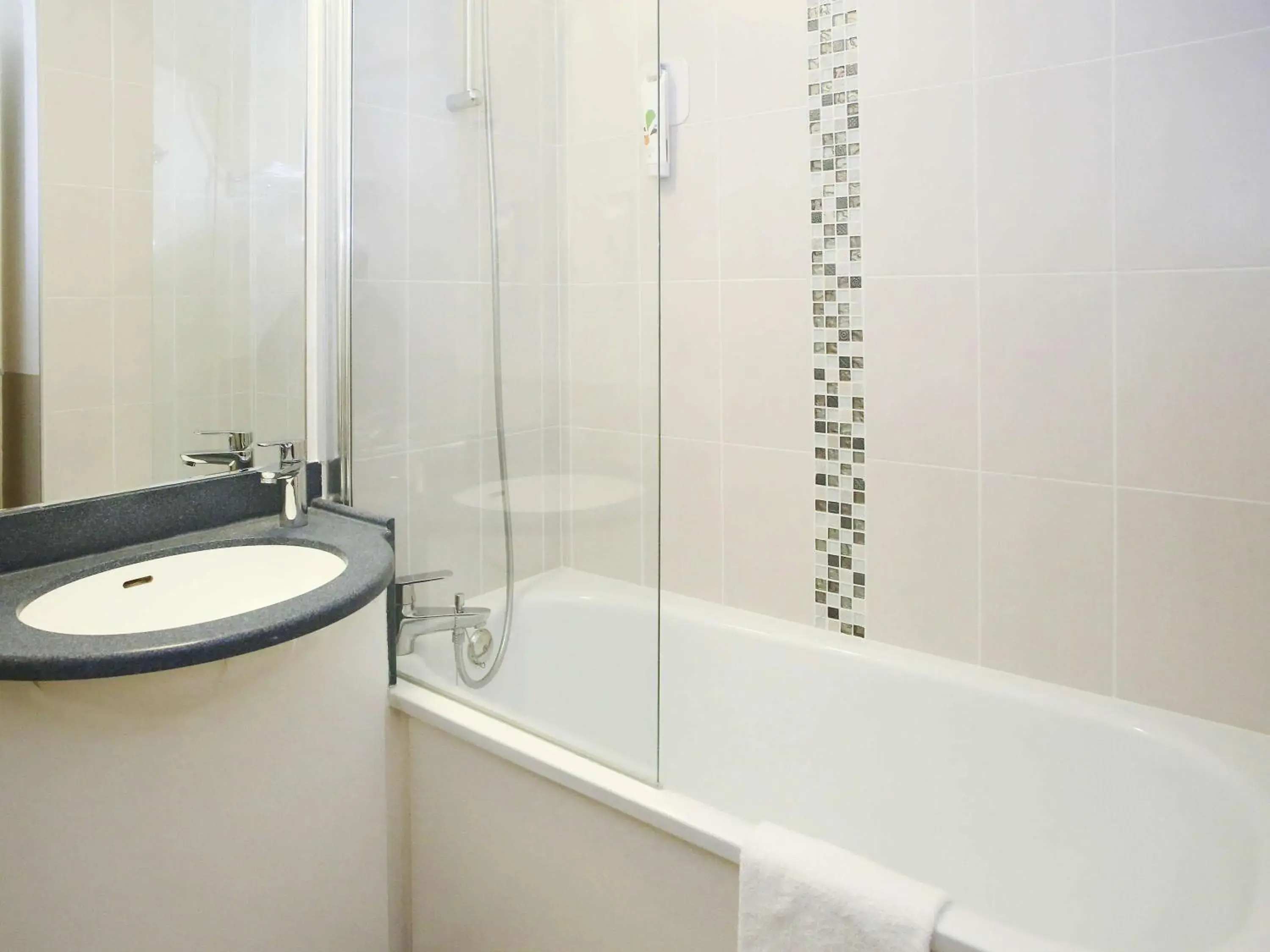 Photo of the whole room, Bathroom in ibis Styles Orleans