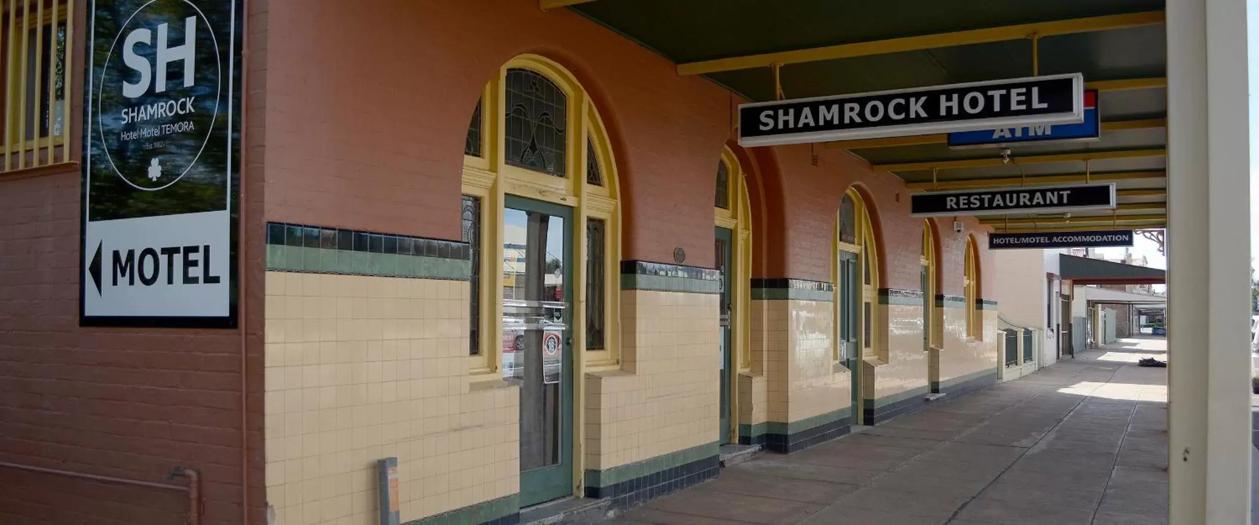 Property building in Shamrock Hotel Motel Temora