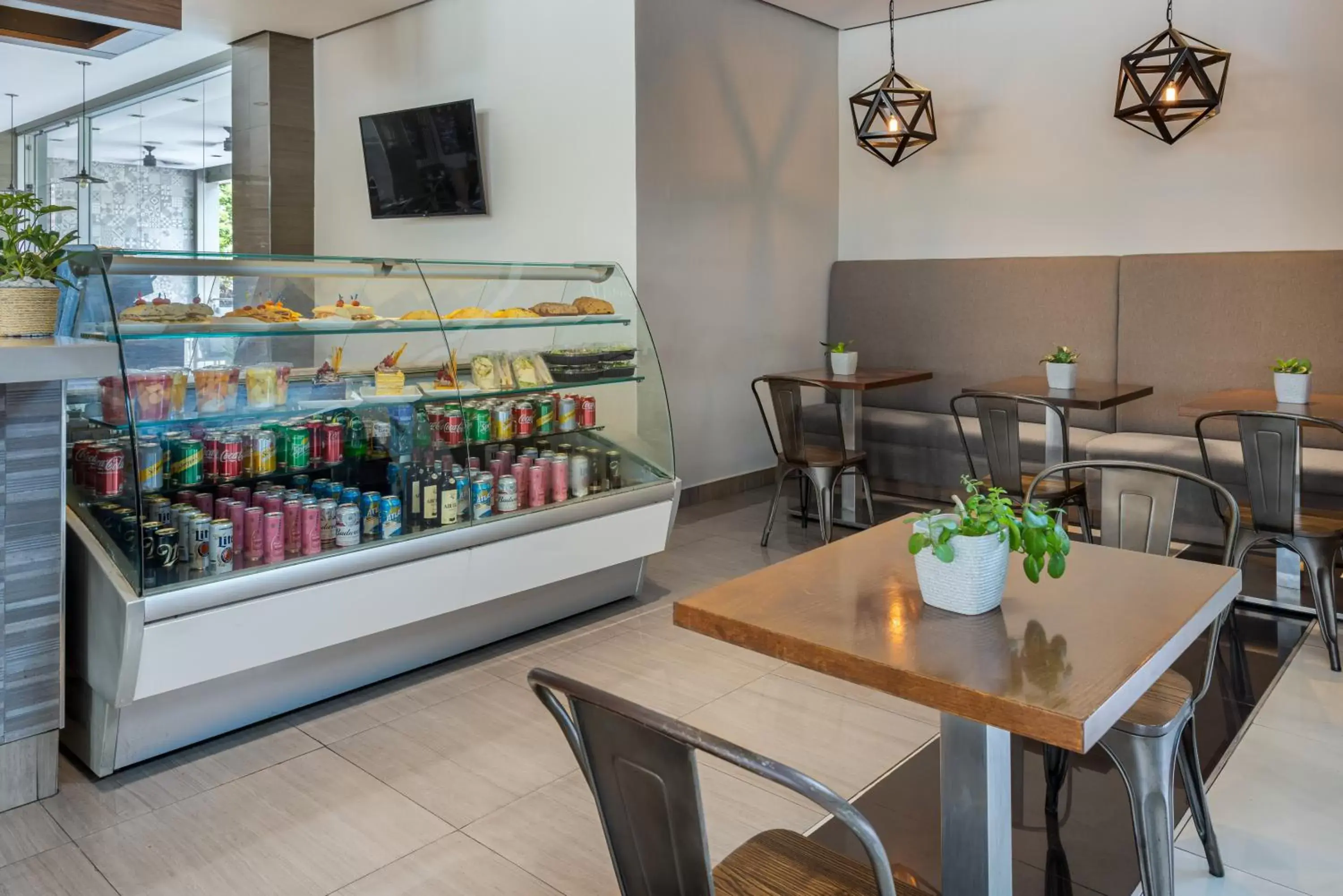 Coffee/tea facilities in Crowne Plaza Airport, an IHG Hotel