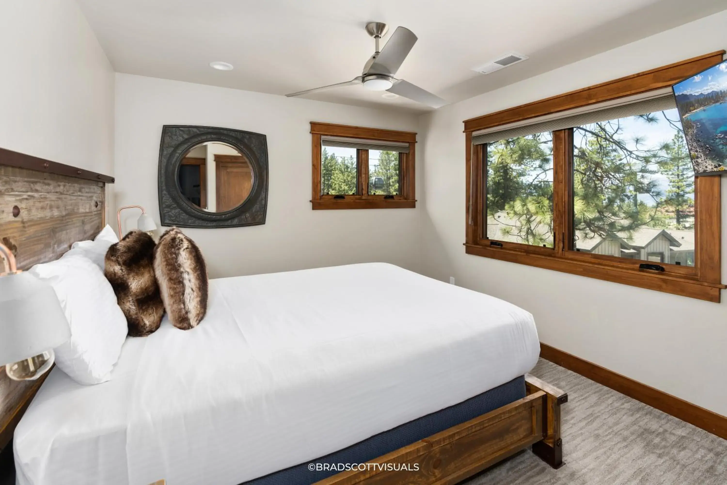 Bed in Gondola Vista Luxury Villas by Ski Heavenly & Beaches