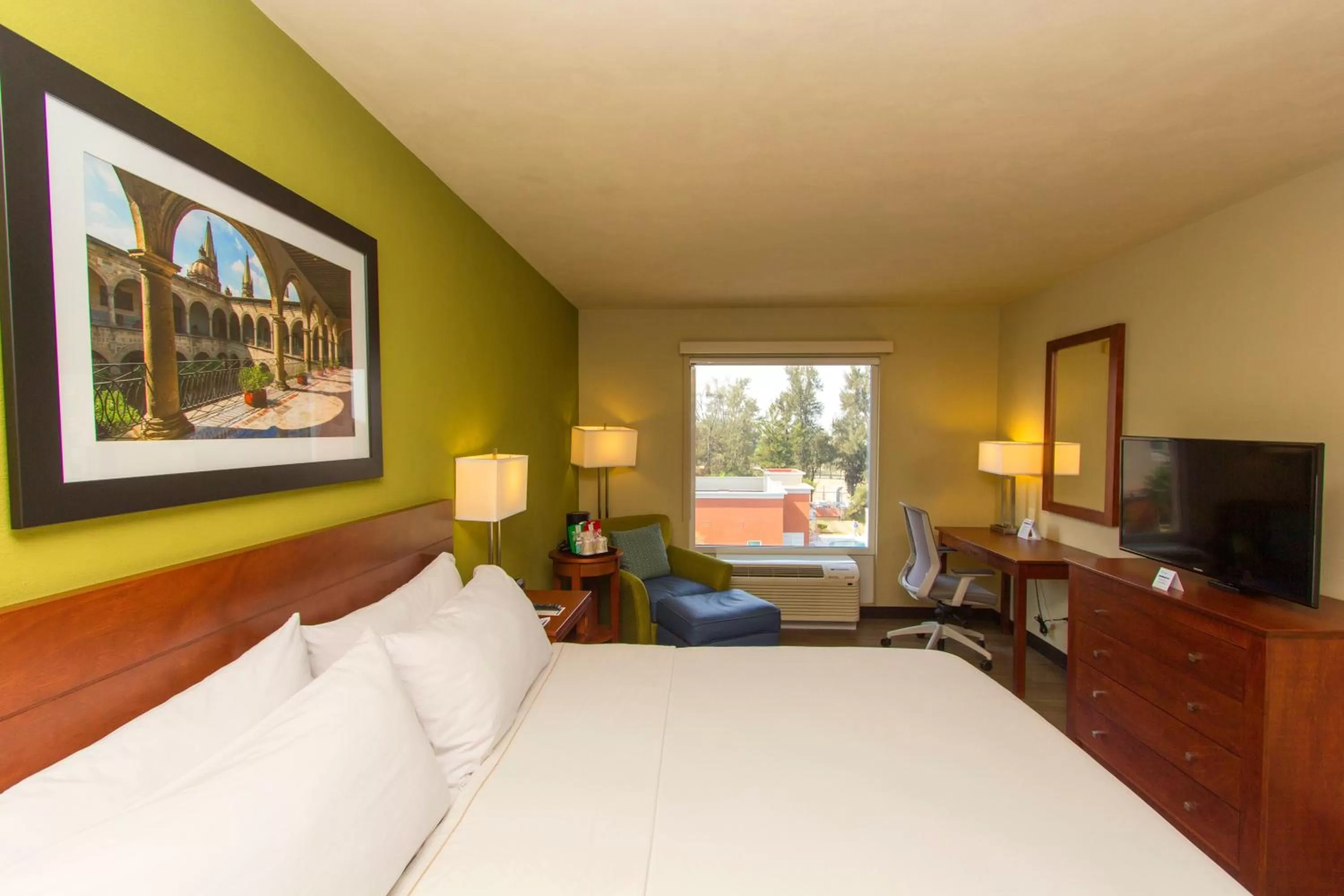 Photo of the whole room, Bed in Holiday Inn Express Guadalajara Aeropuerto by IHG