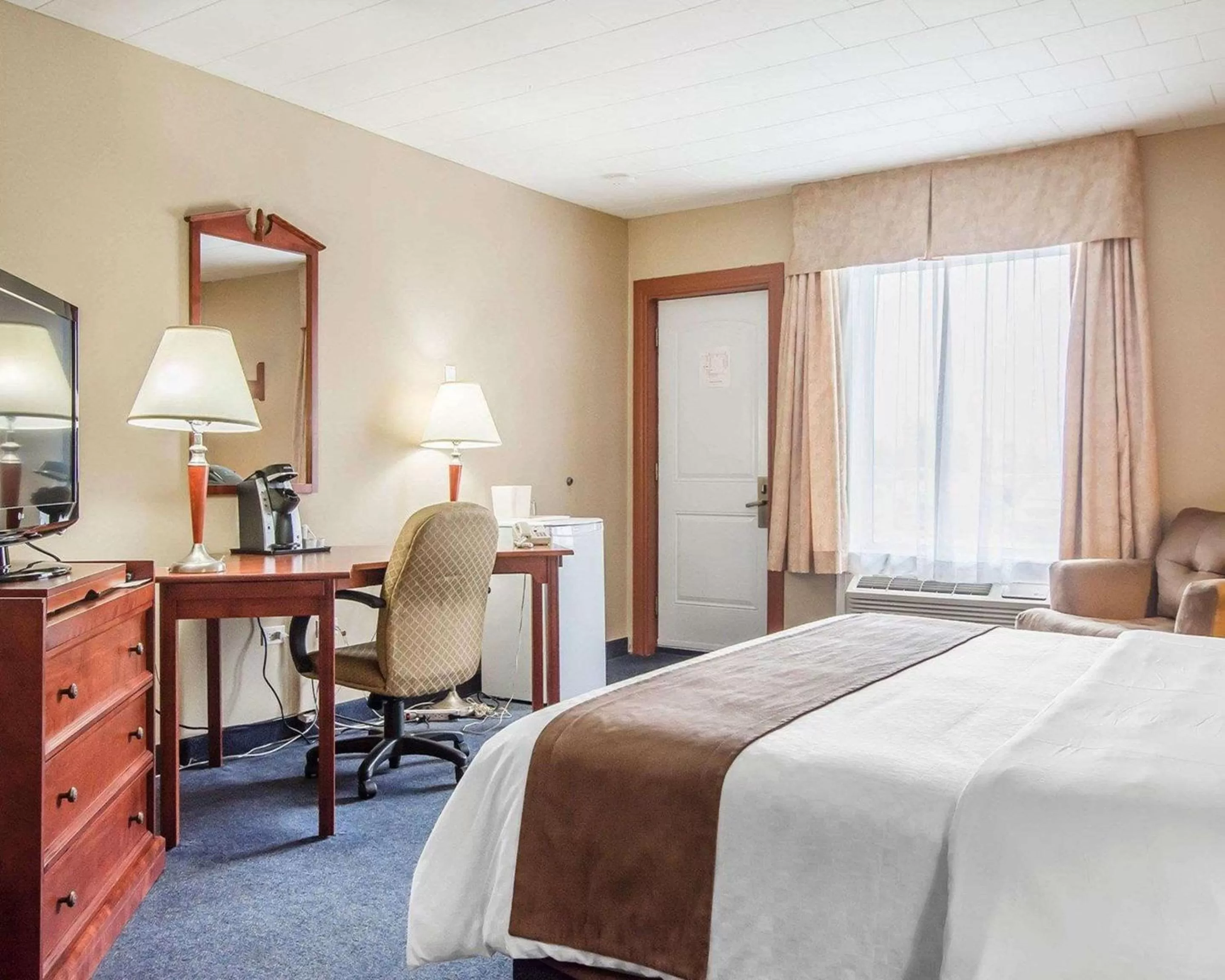 Photo of the whole room, Bed in Econo Lodge Forestville