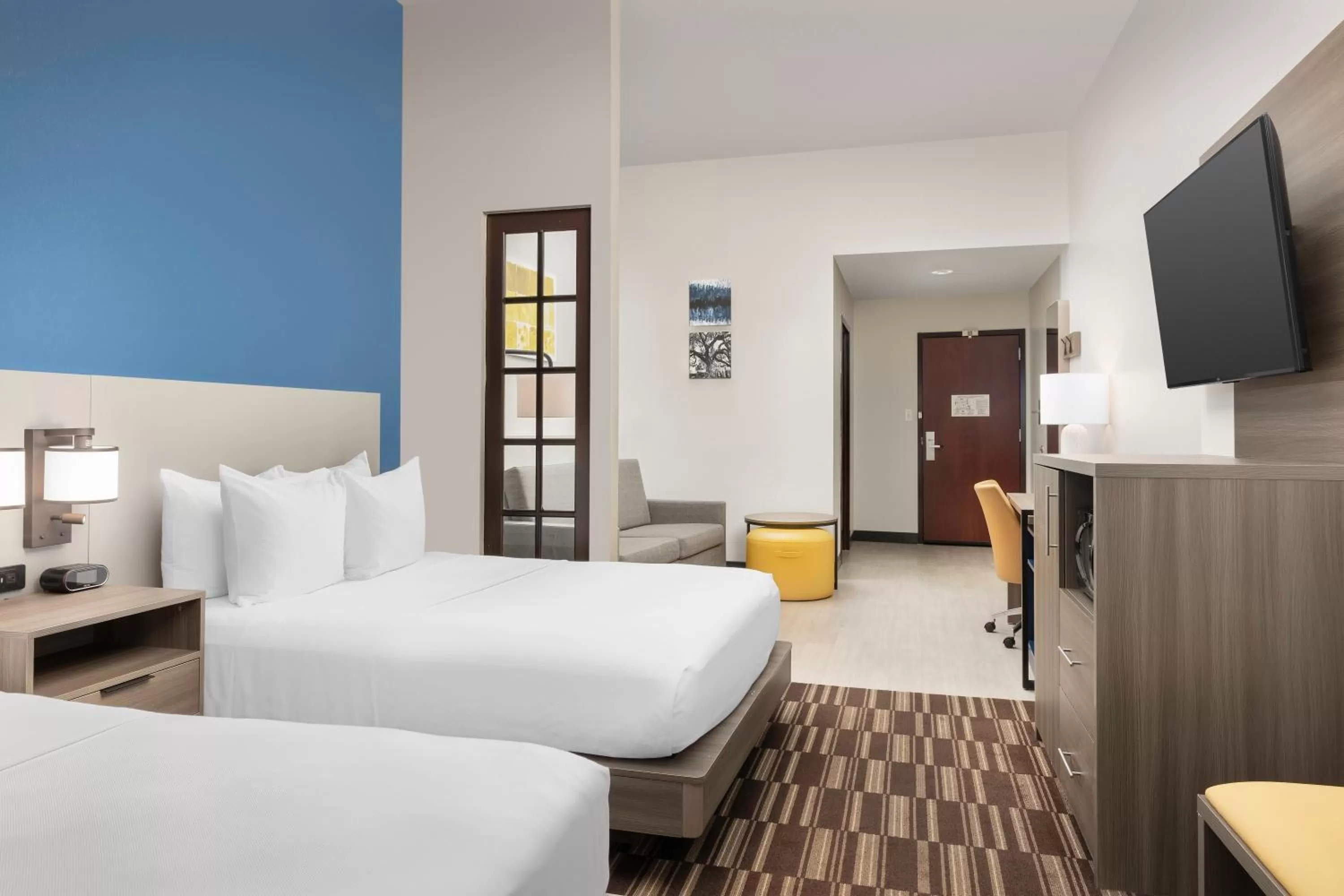 Seating area, Bed in Comfort Suites Lake City