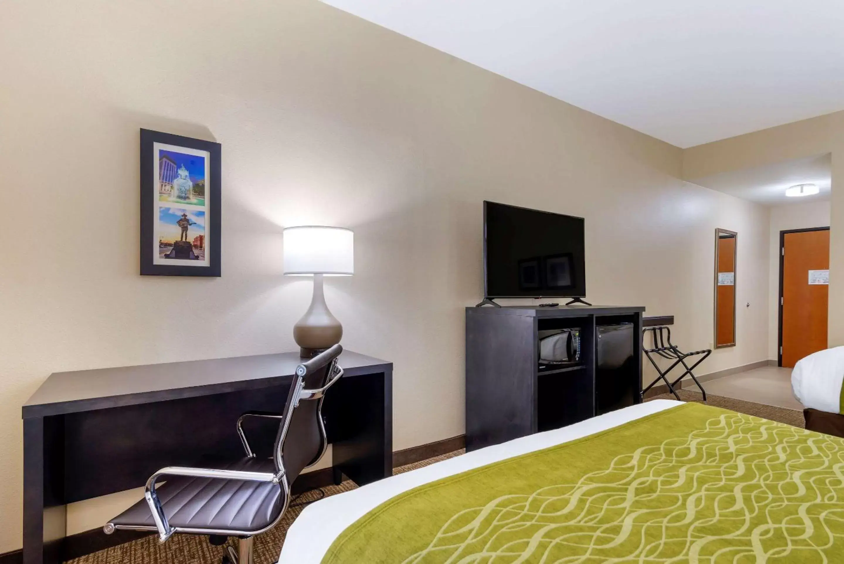 Photo of the whole room, TV/Entertainment Center in Comfort Inn & Suites Montgomery Eastchase