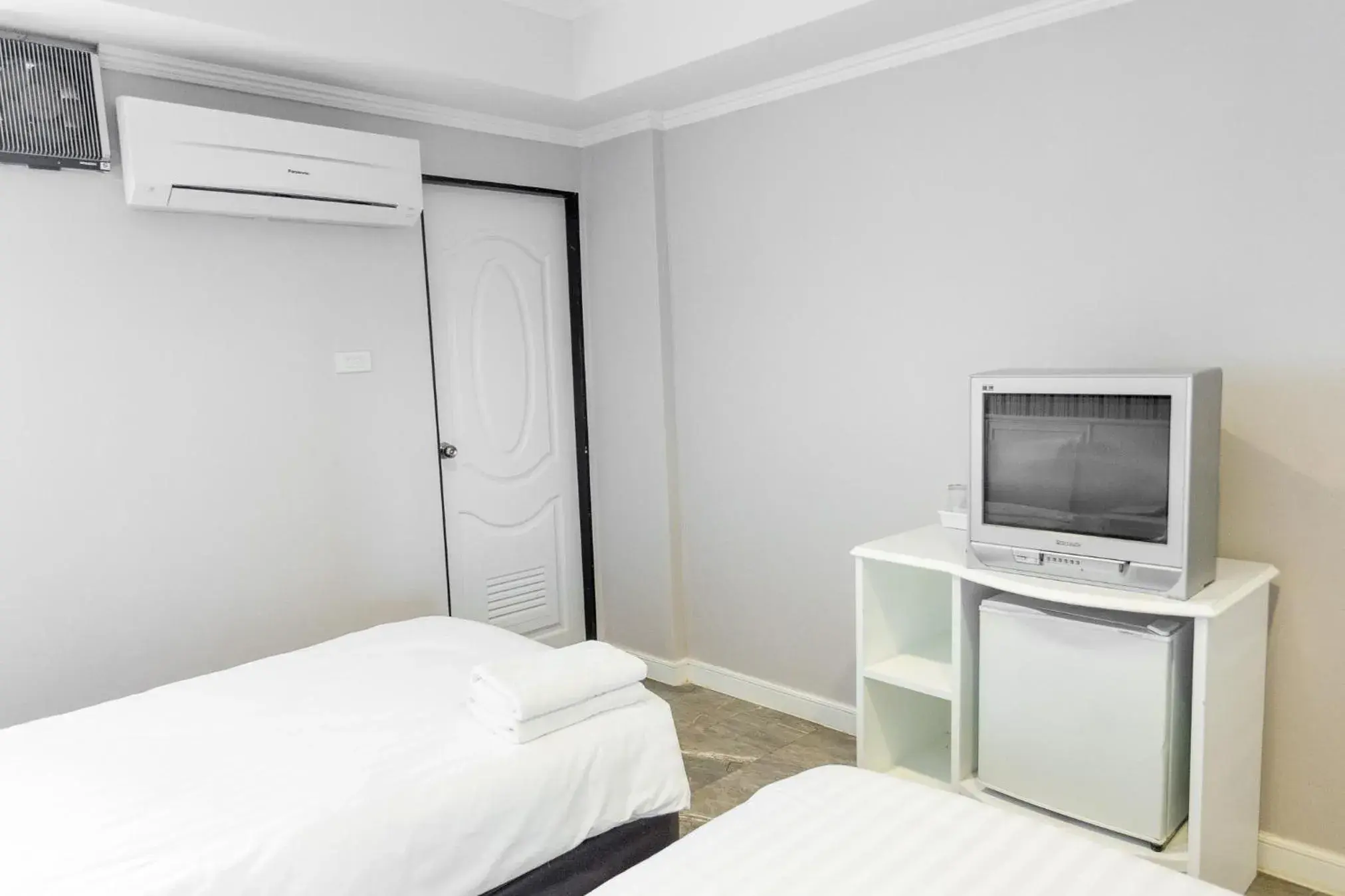 Bed, TV/Entertainment Center in Chaipat Hotel