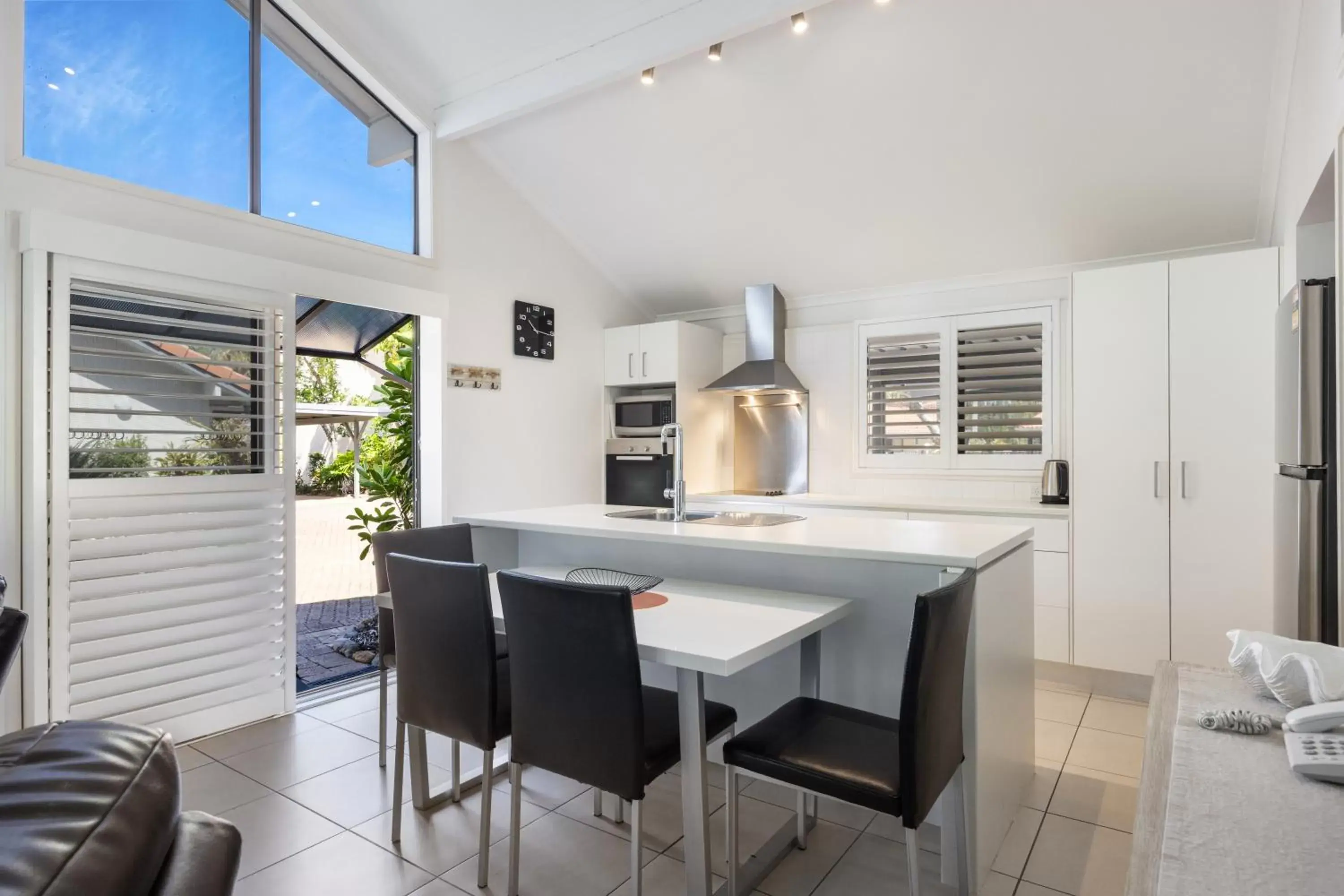 Kitchen/Kitchenette in Wolngarin Holiday Resort Noosa