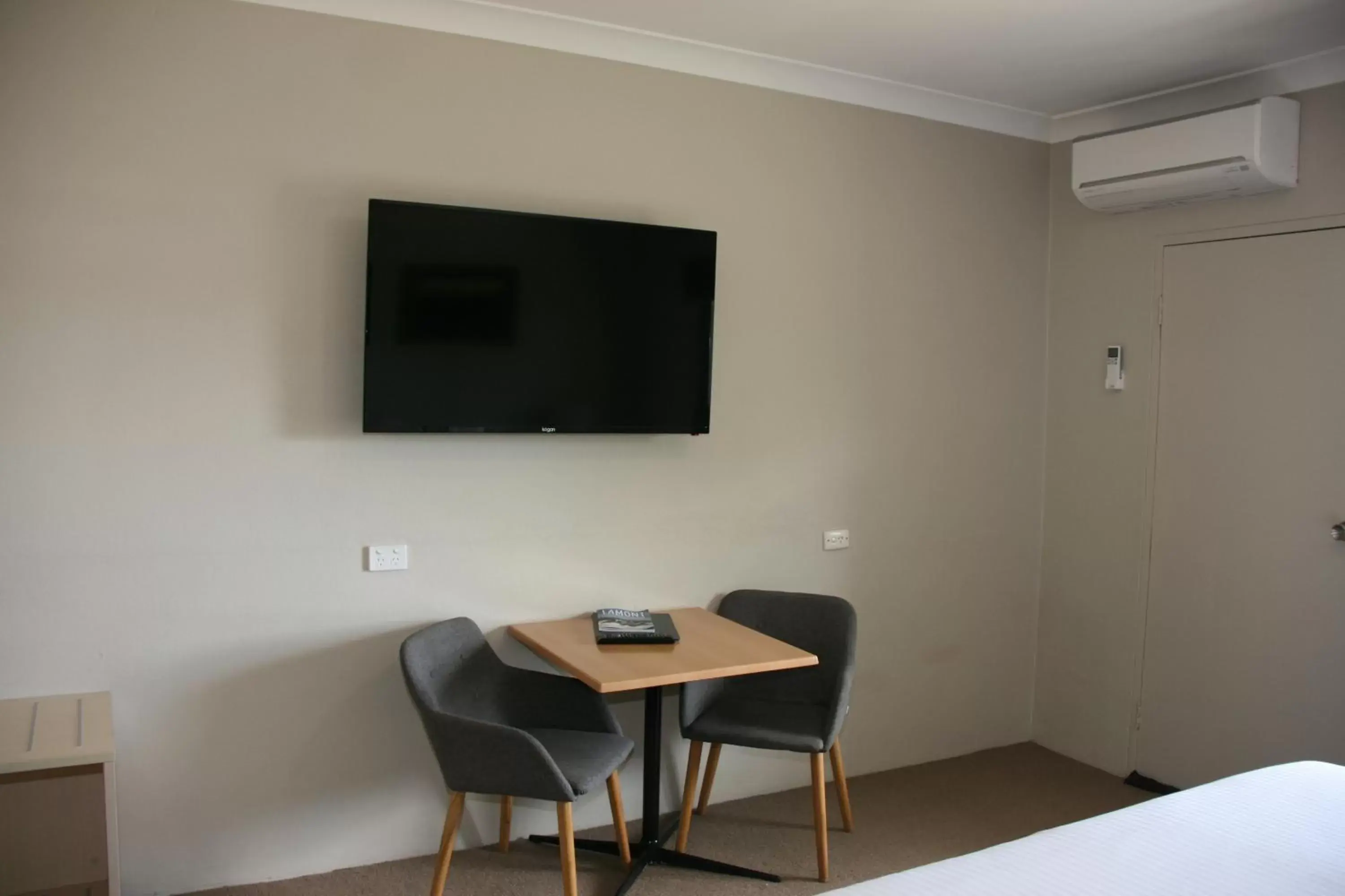 TV and multimedia, TV/Entertainment Center in Jindy Inn