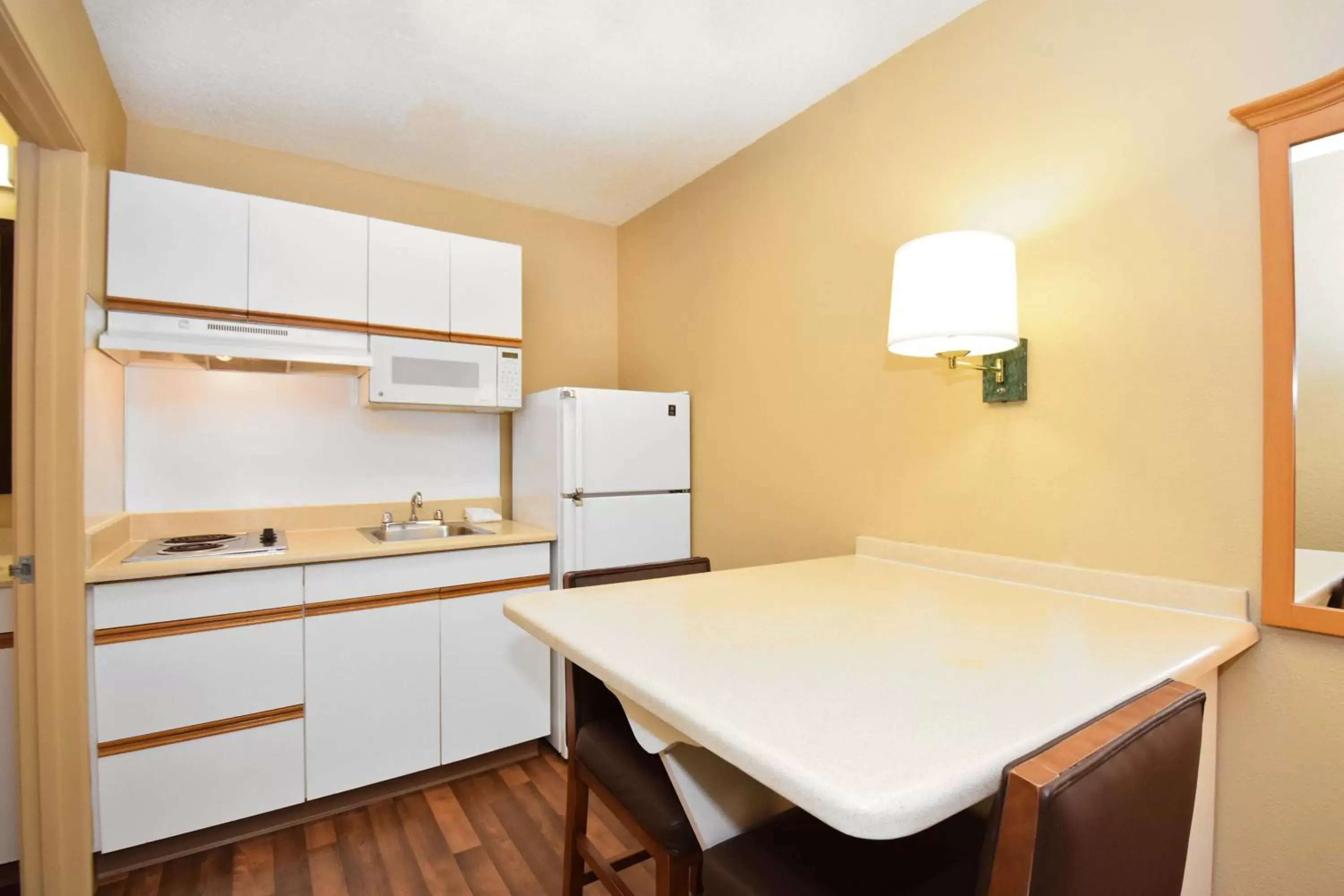 Kitchen or kitchenette, Kitchen/Kitchenette in Extended Stay America Suites - Atlanta - Perimeter - Hammond Drive