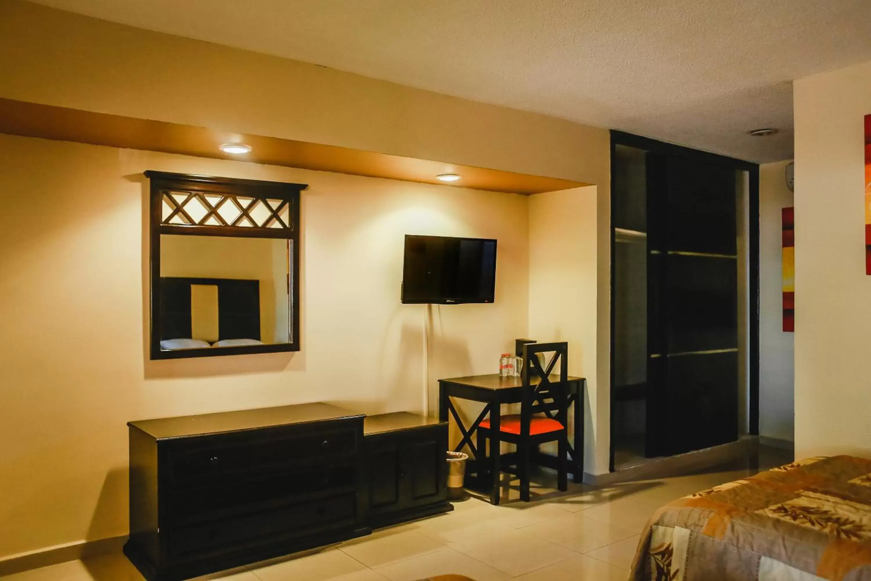 Photo of the whole room, TV/Entertainment Center in Hotel Plaza Mirador