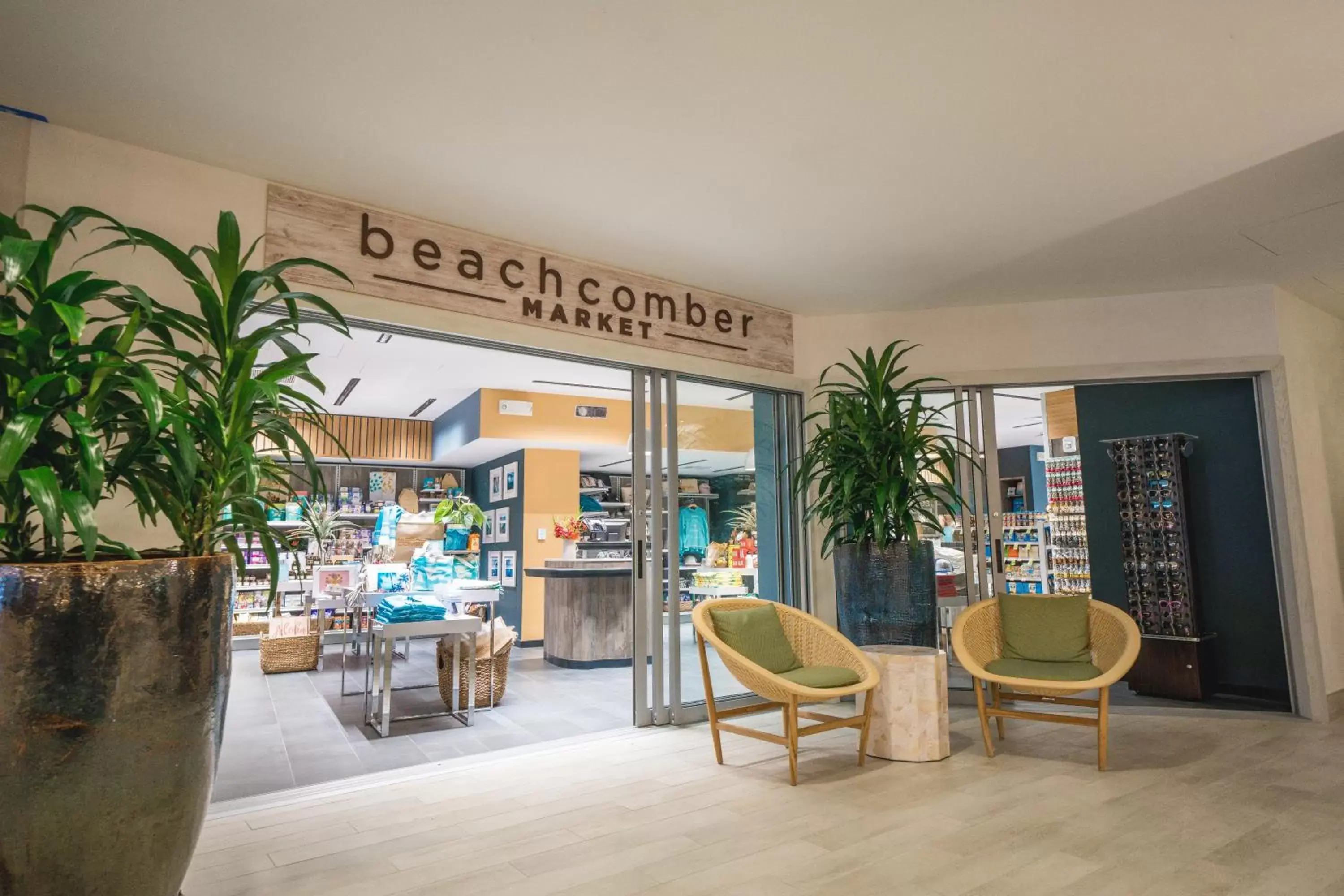 On-site shops in OUTRIGGER Waikiki Beachcomber Hotel