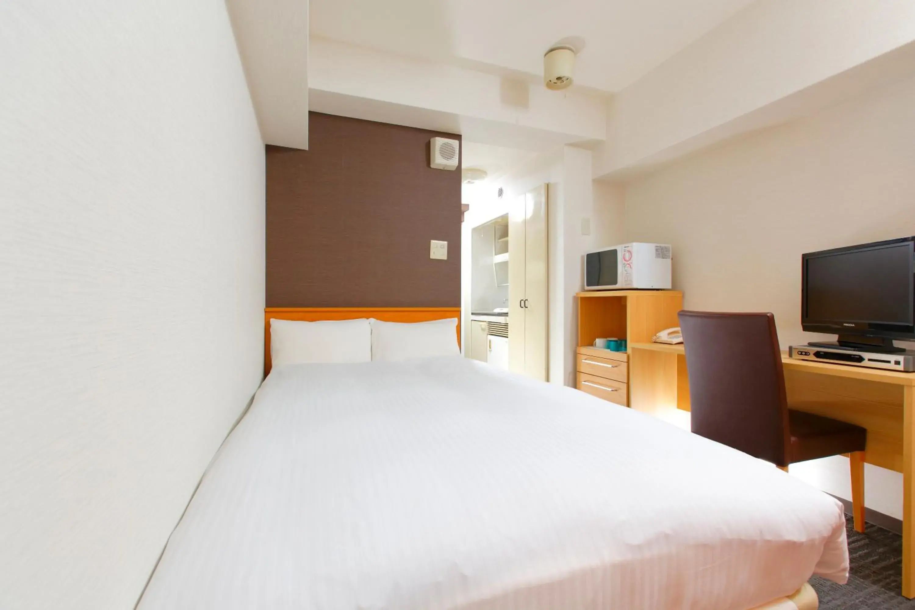 Double Room with Small Double Bed - House Keeping is Optional with Additional Cost - Smoking in Flexstay Inn Shirogane