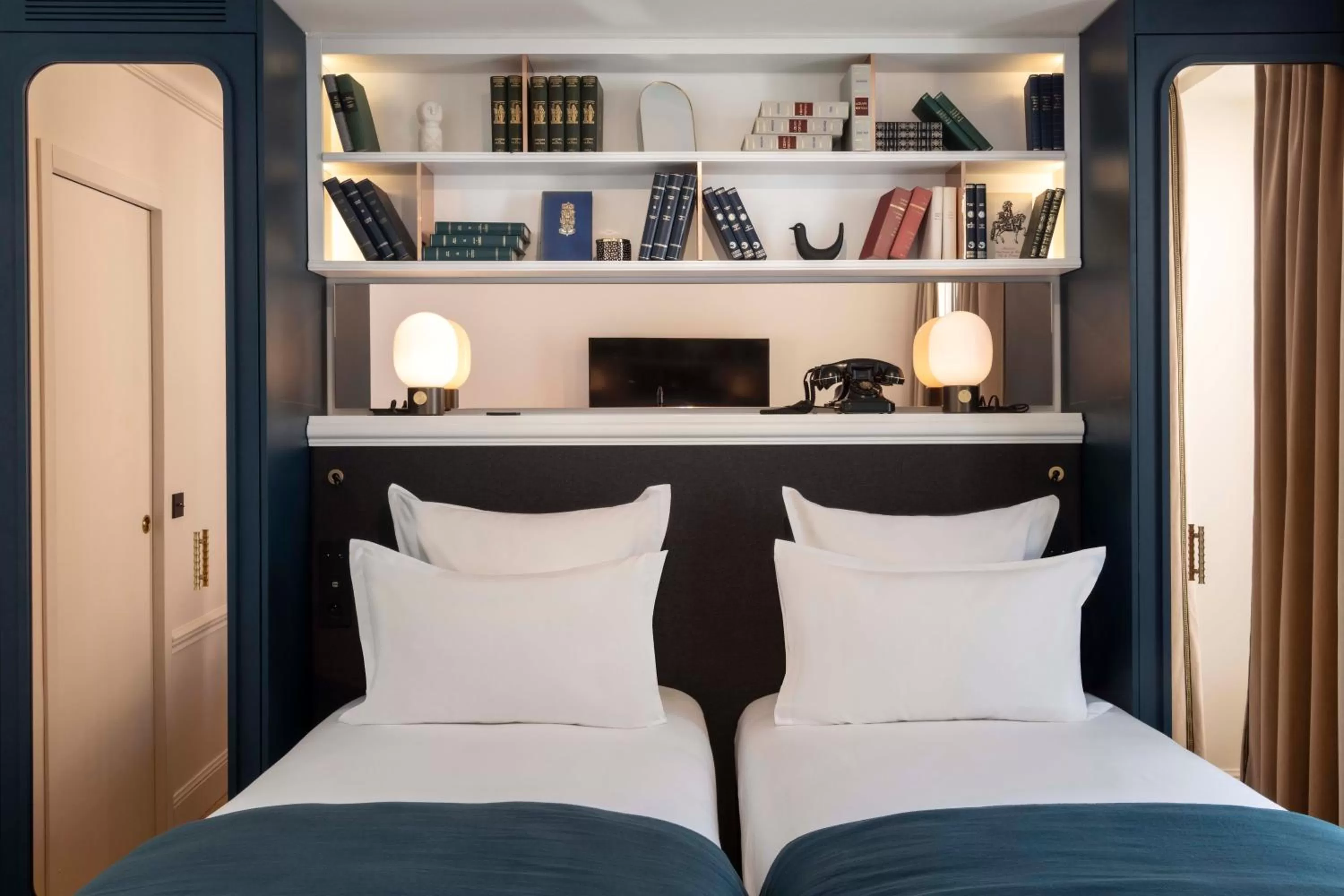 Bedroom, Bed in Hotel Louvre Montana