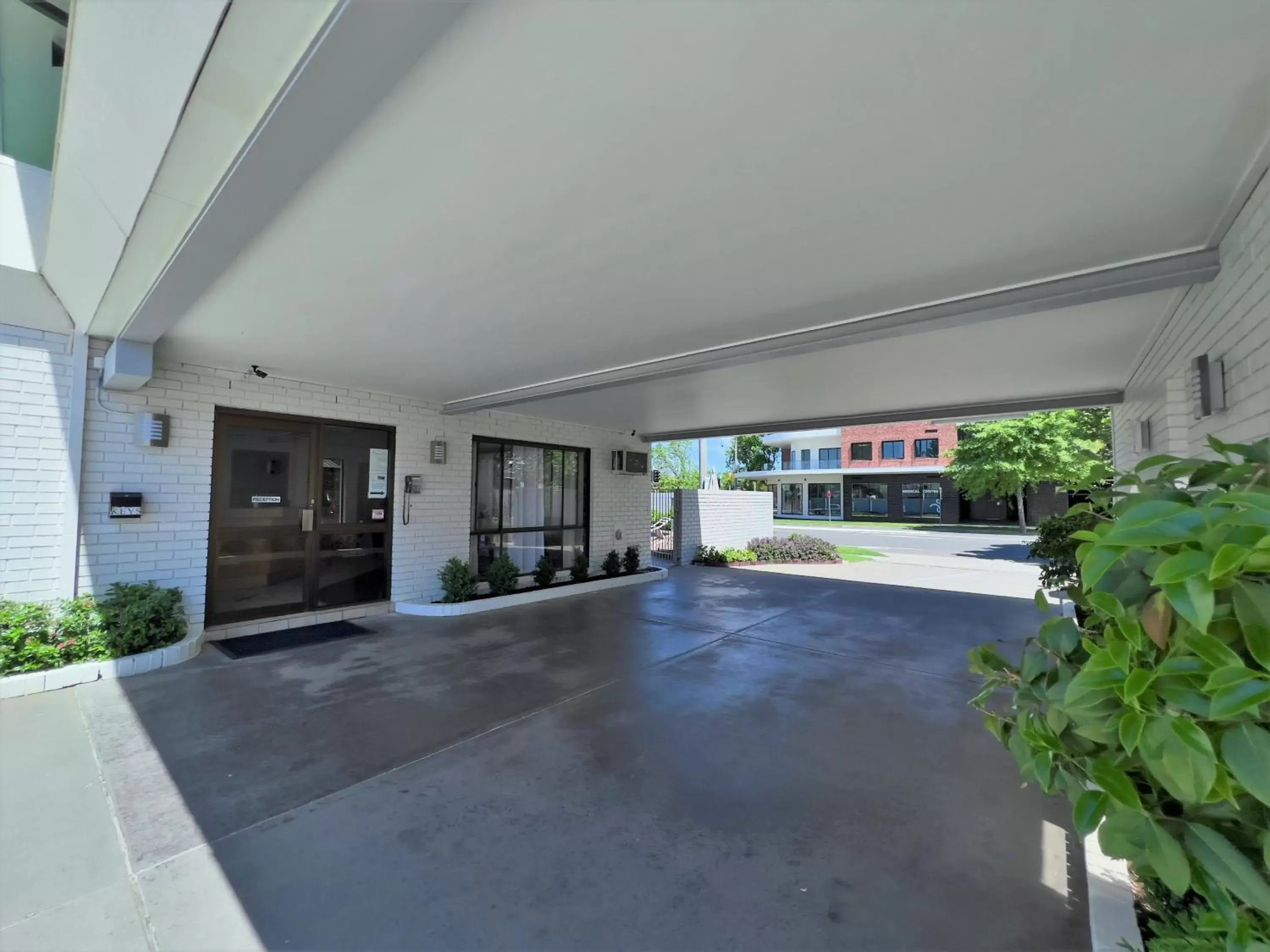 Property building, Swimming Pool in Albury Garden Court Motel