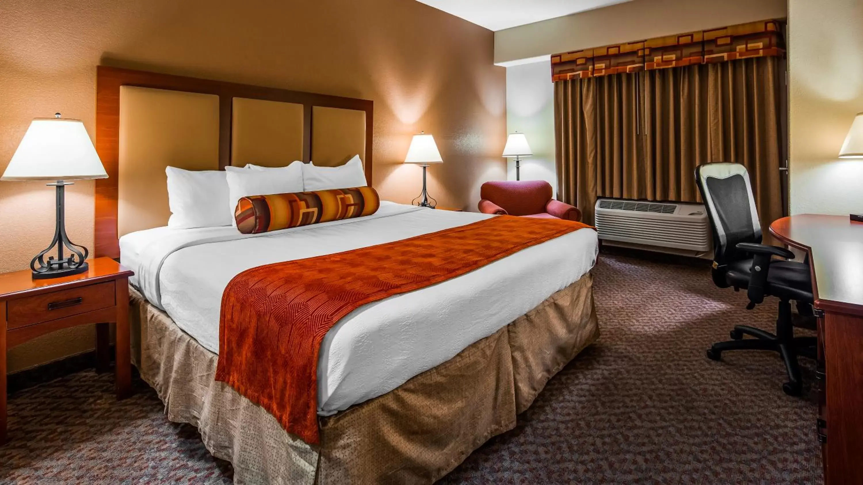 Bed in Best Western Plus Waxahachie Inn & Suites