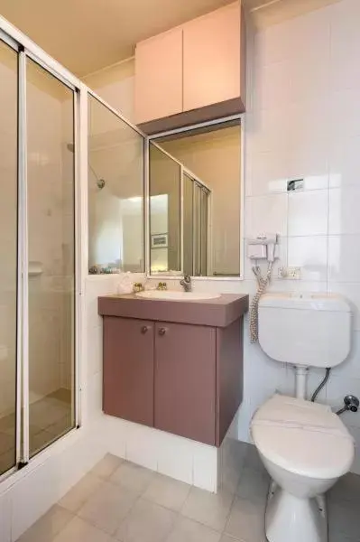 Toilet, Bathroom in Quality Hotel Bayswater