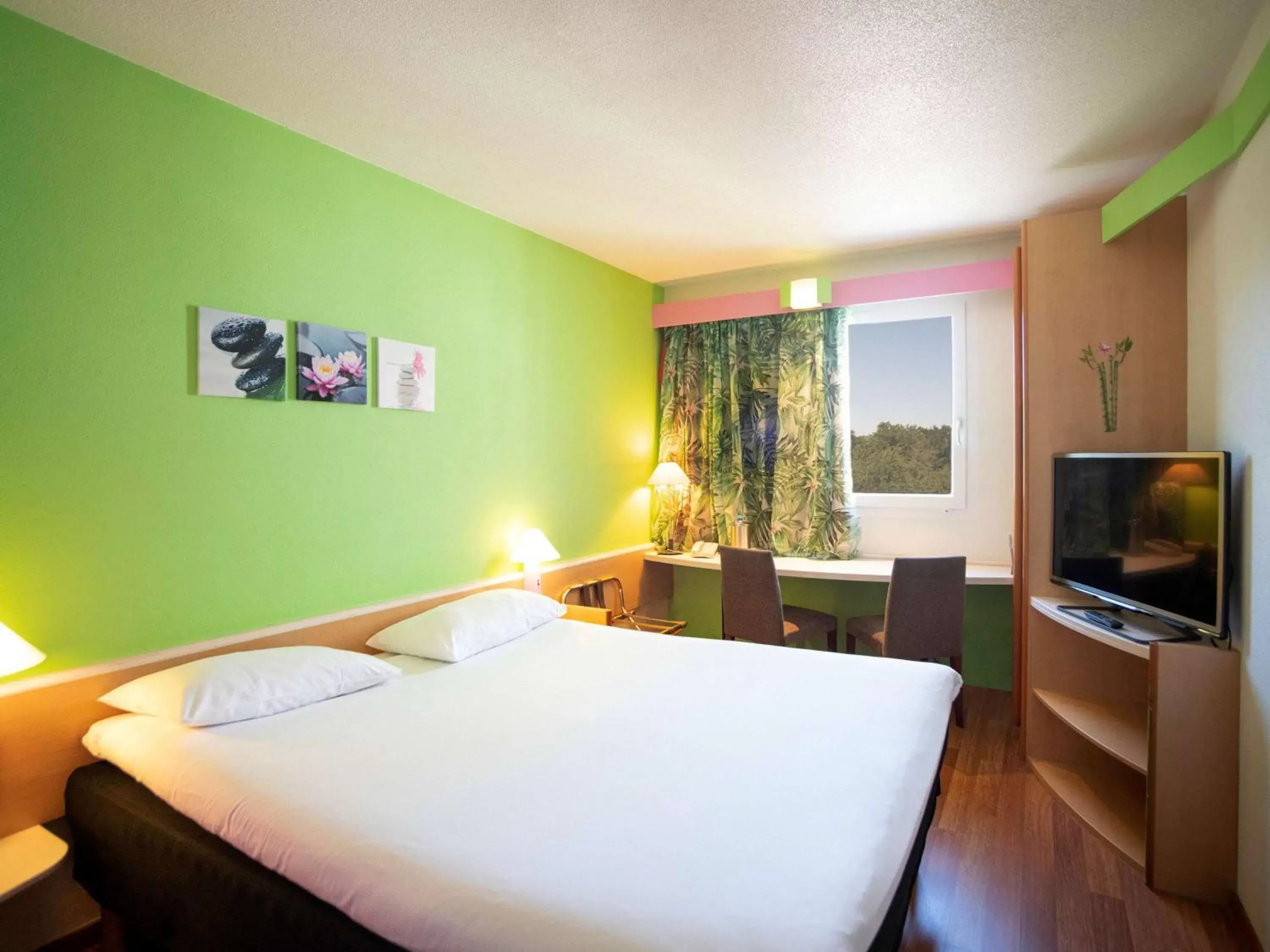 Bedroom, Bed in ibis Fribourg