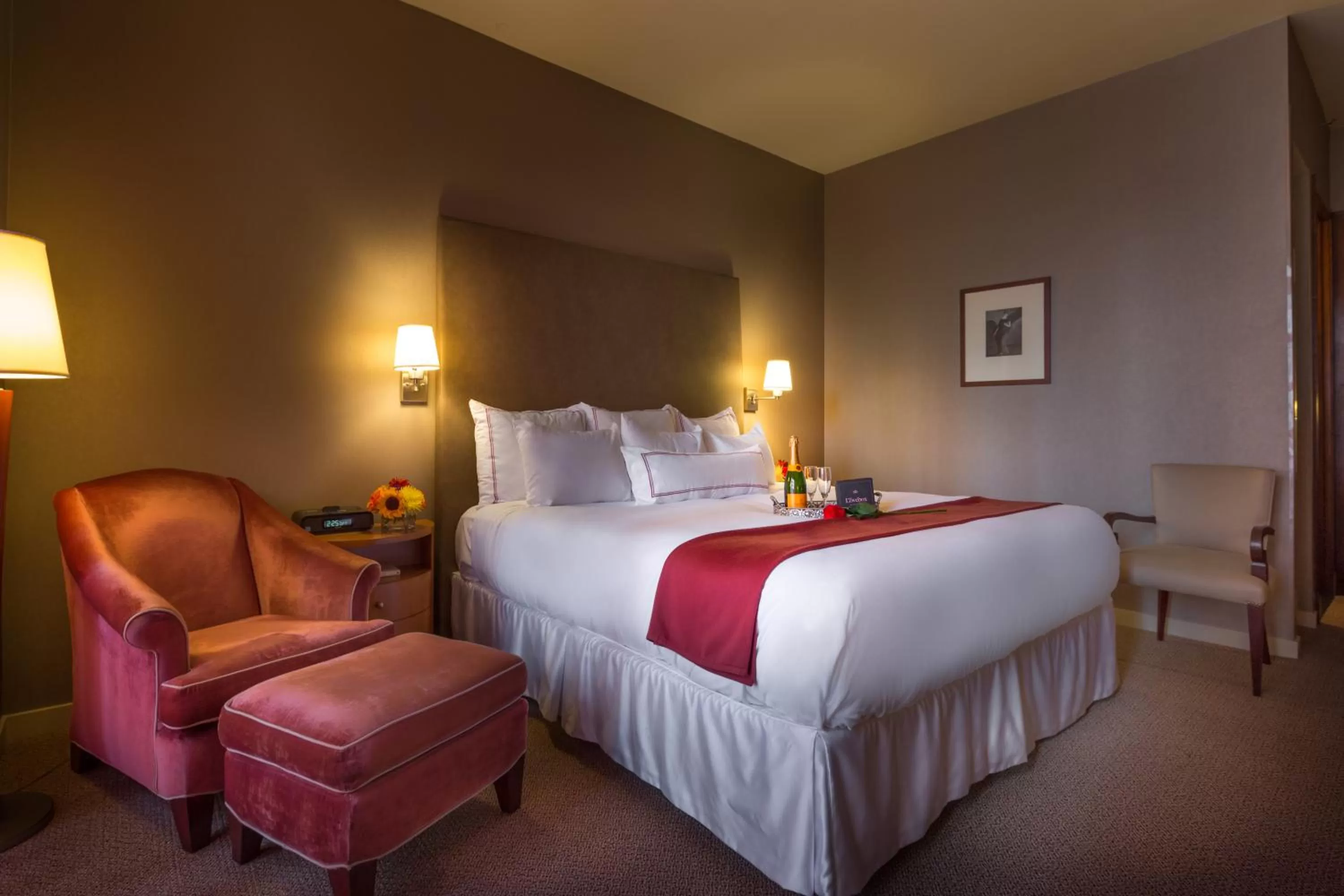 Photo of the whole room, Bed in Hotel Giraffe by Library Hotel Collection