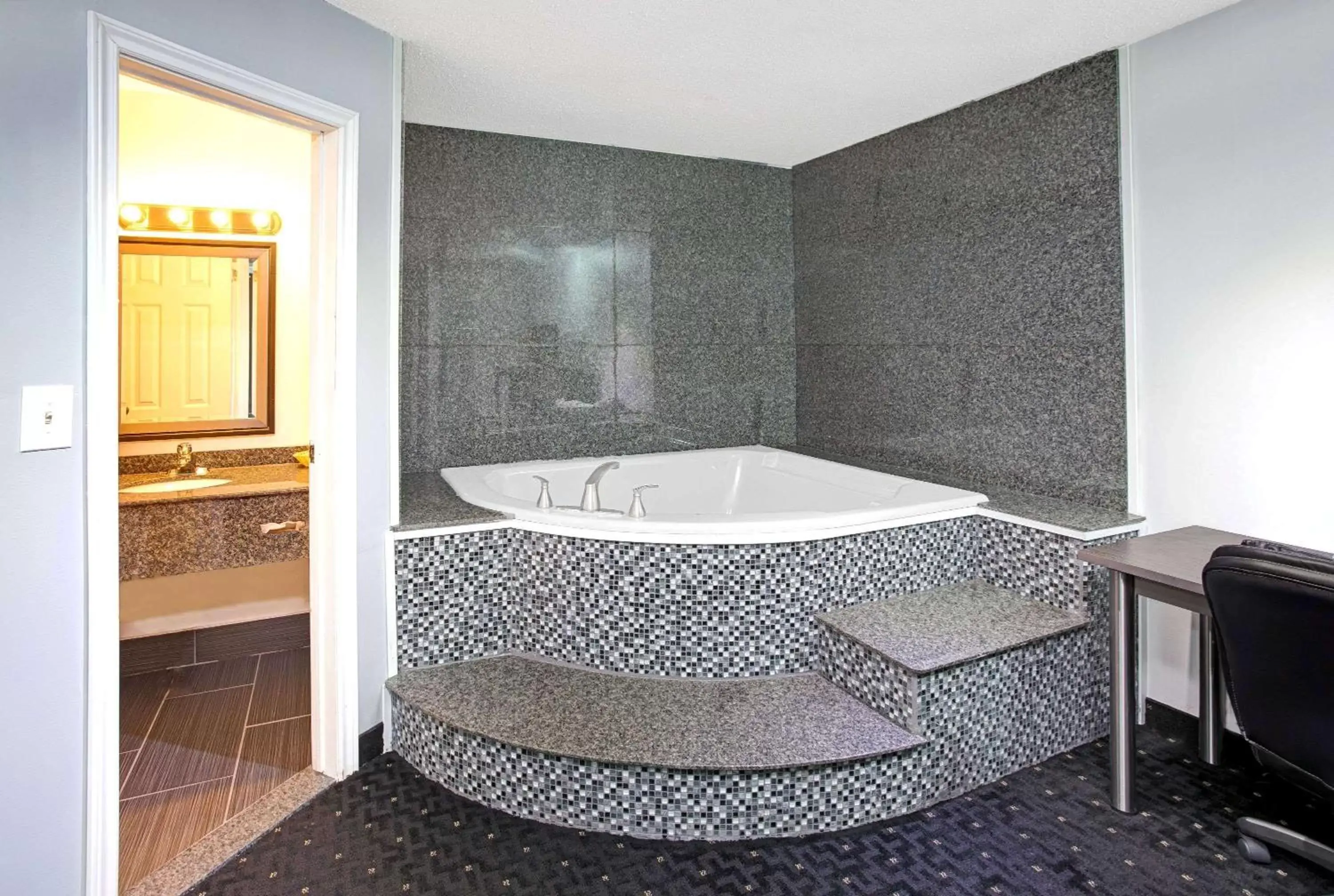 Photo of the whole room, Bathroom in Howard Johnson by Wyndham Gananoque