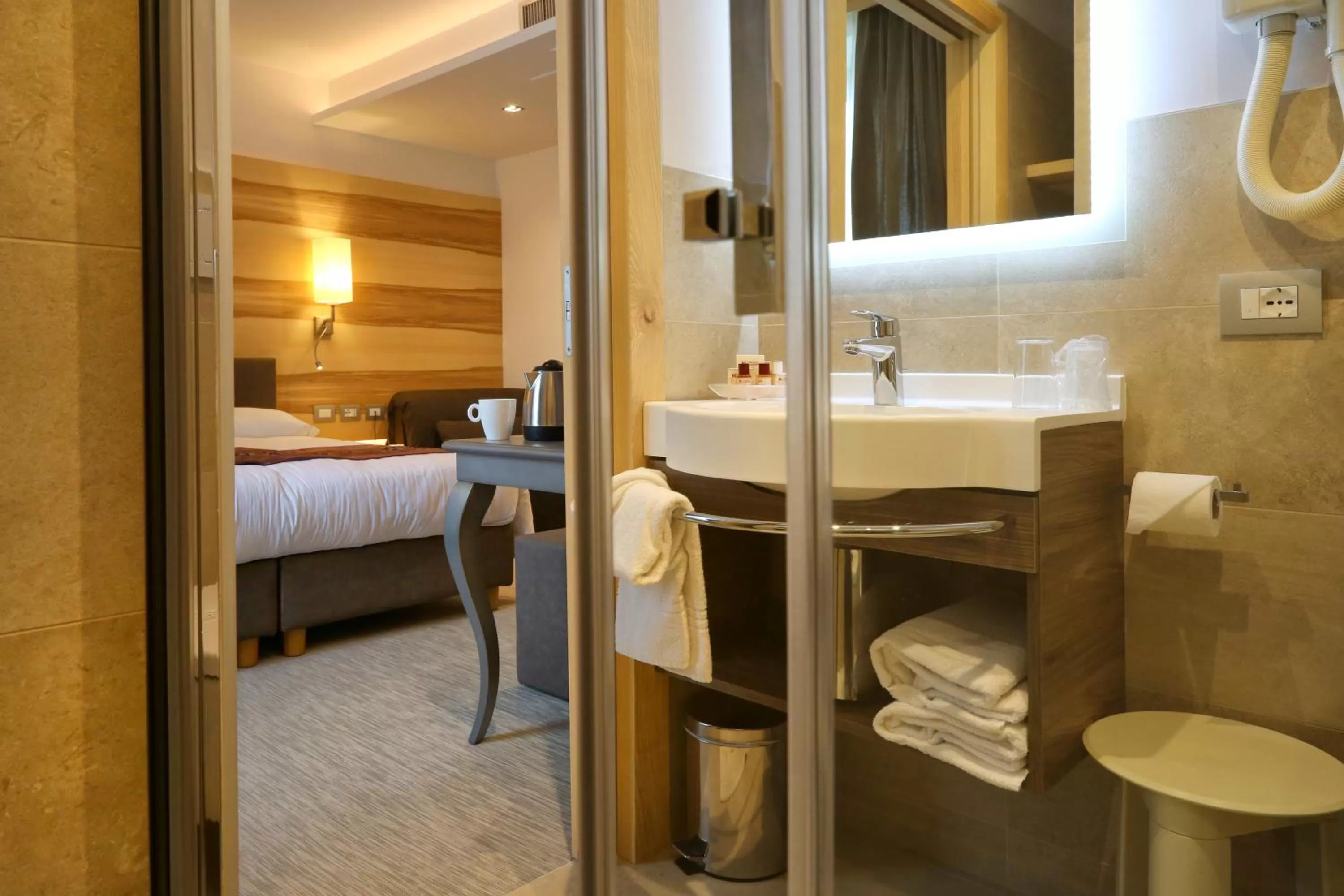 Shower, Bed in Hotel Garden