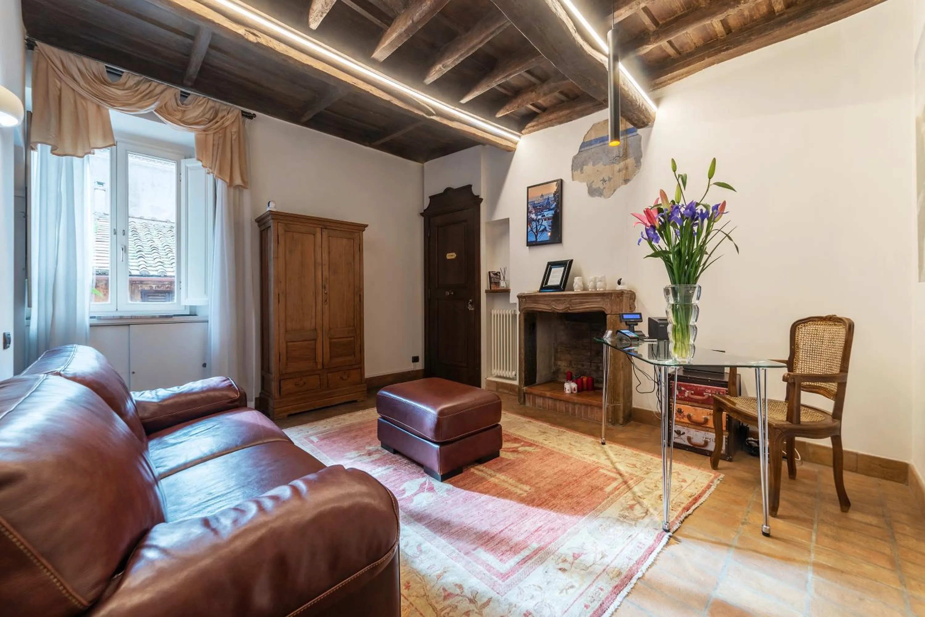 Communal lounge/ TV room in Luxury Trastevere