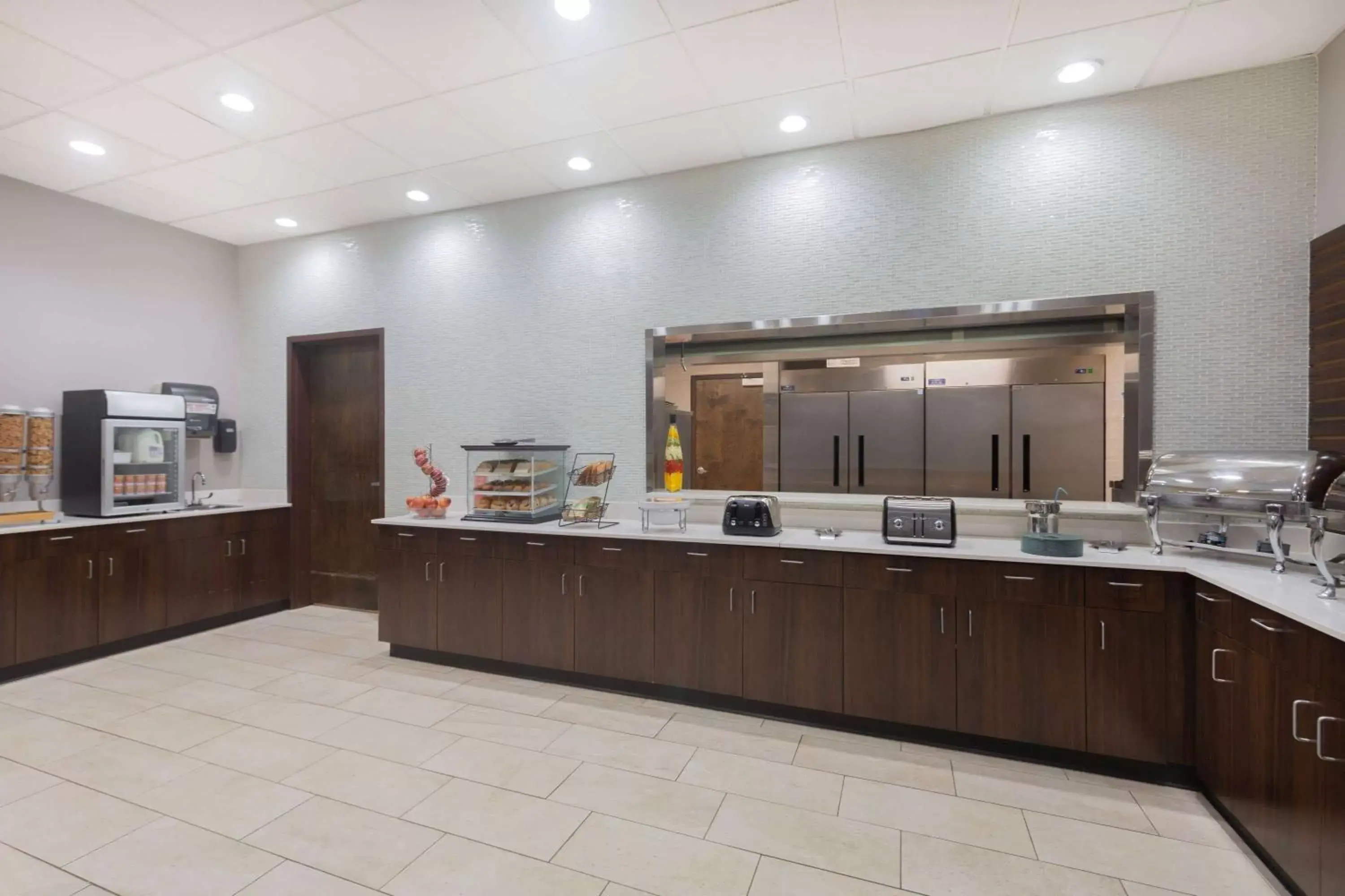 Restaurant/places to eat, Kitchen/Kitchenette in La Quinta by Wyndham Joplin