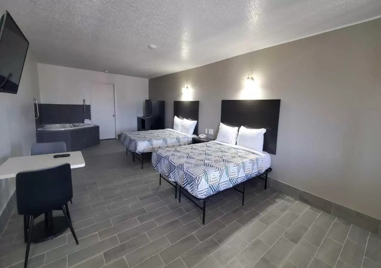 Bedroom, Bed in Crestview Inn