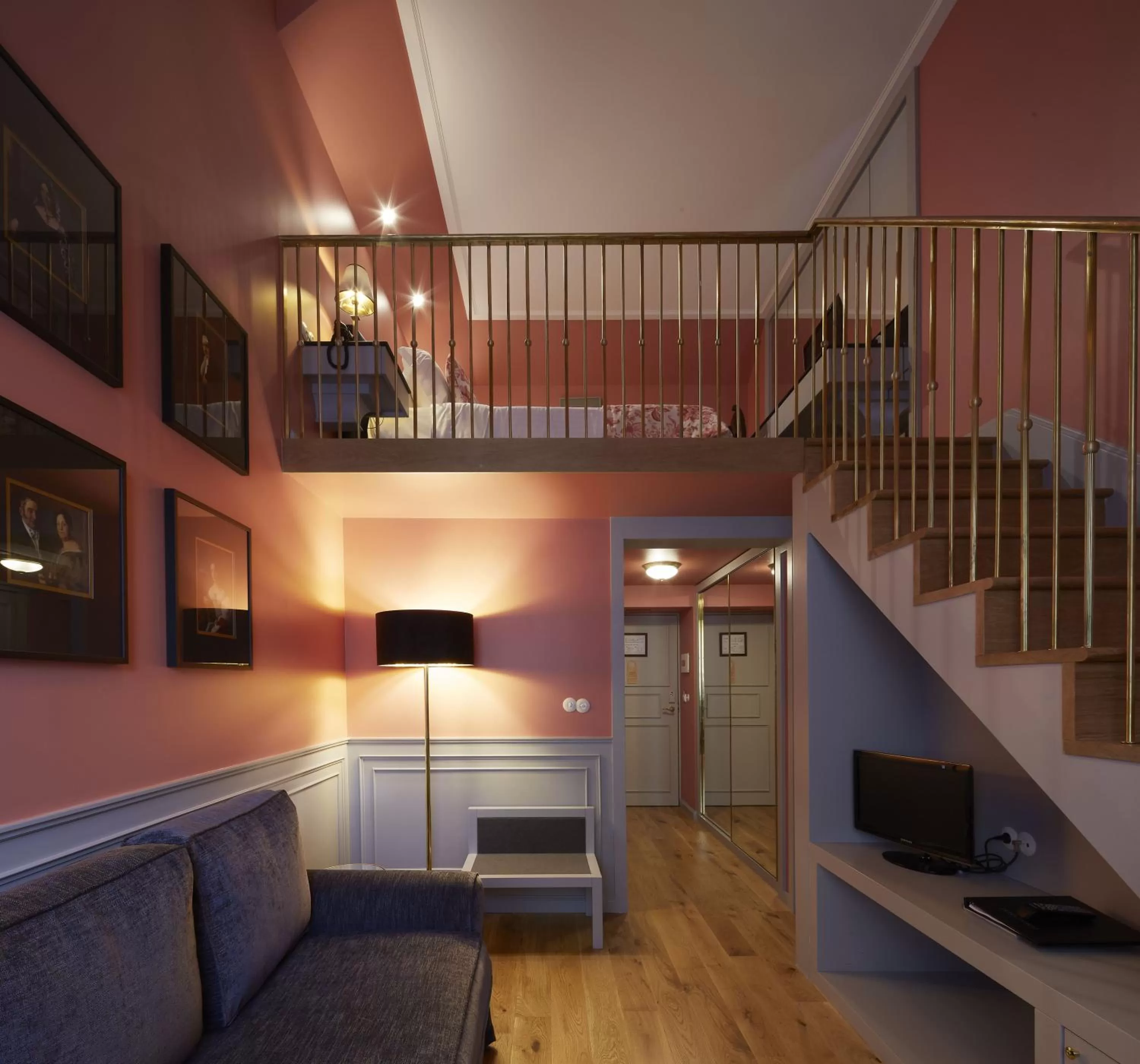 TV and multimedia in Grande Hotel do Porto