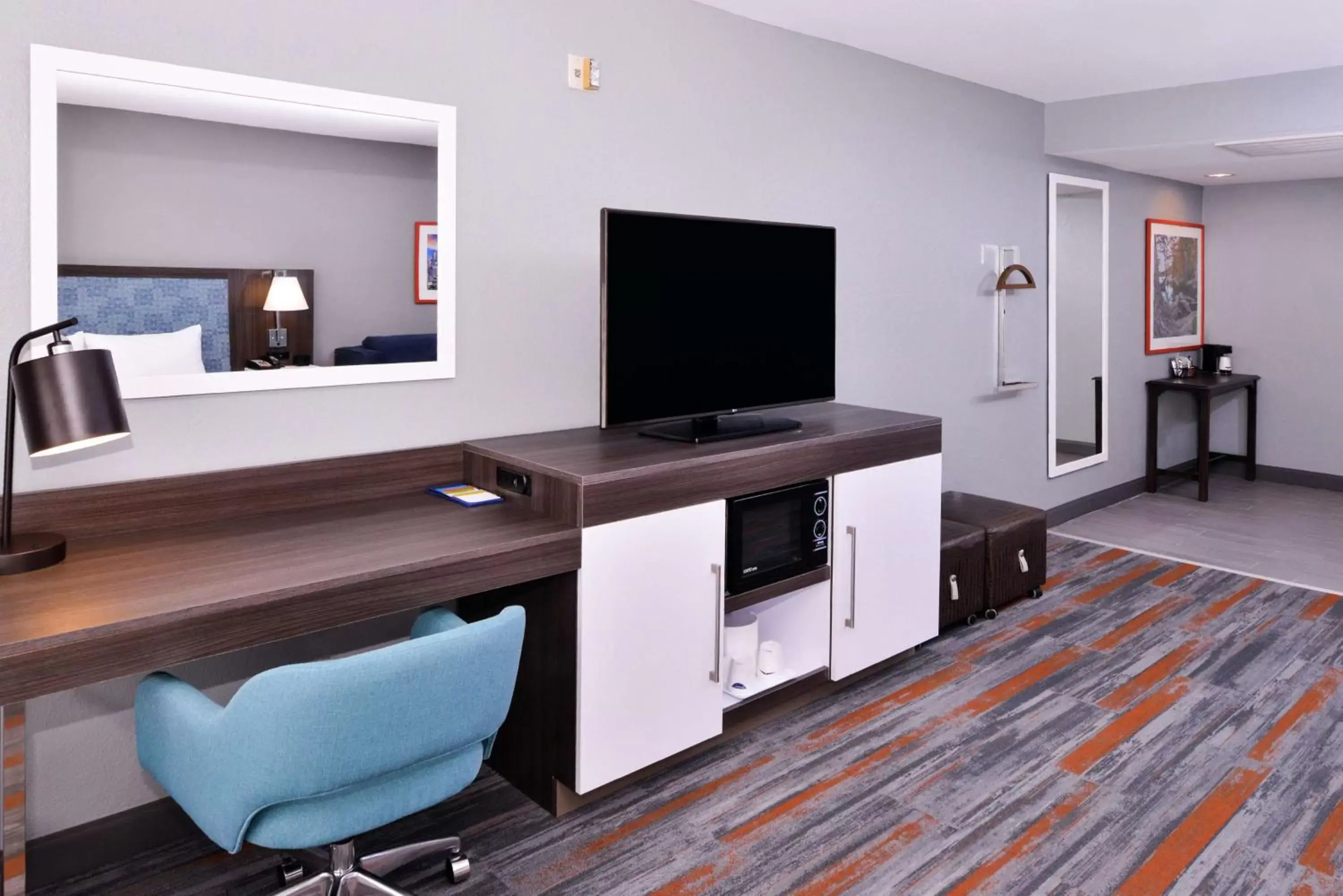 Bedroom, TV/Entertainment Center in Hampton Inn & Suites Legacy Park-Frisco