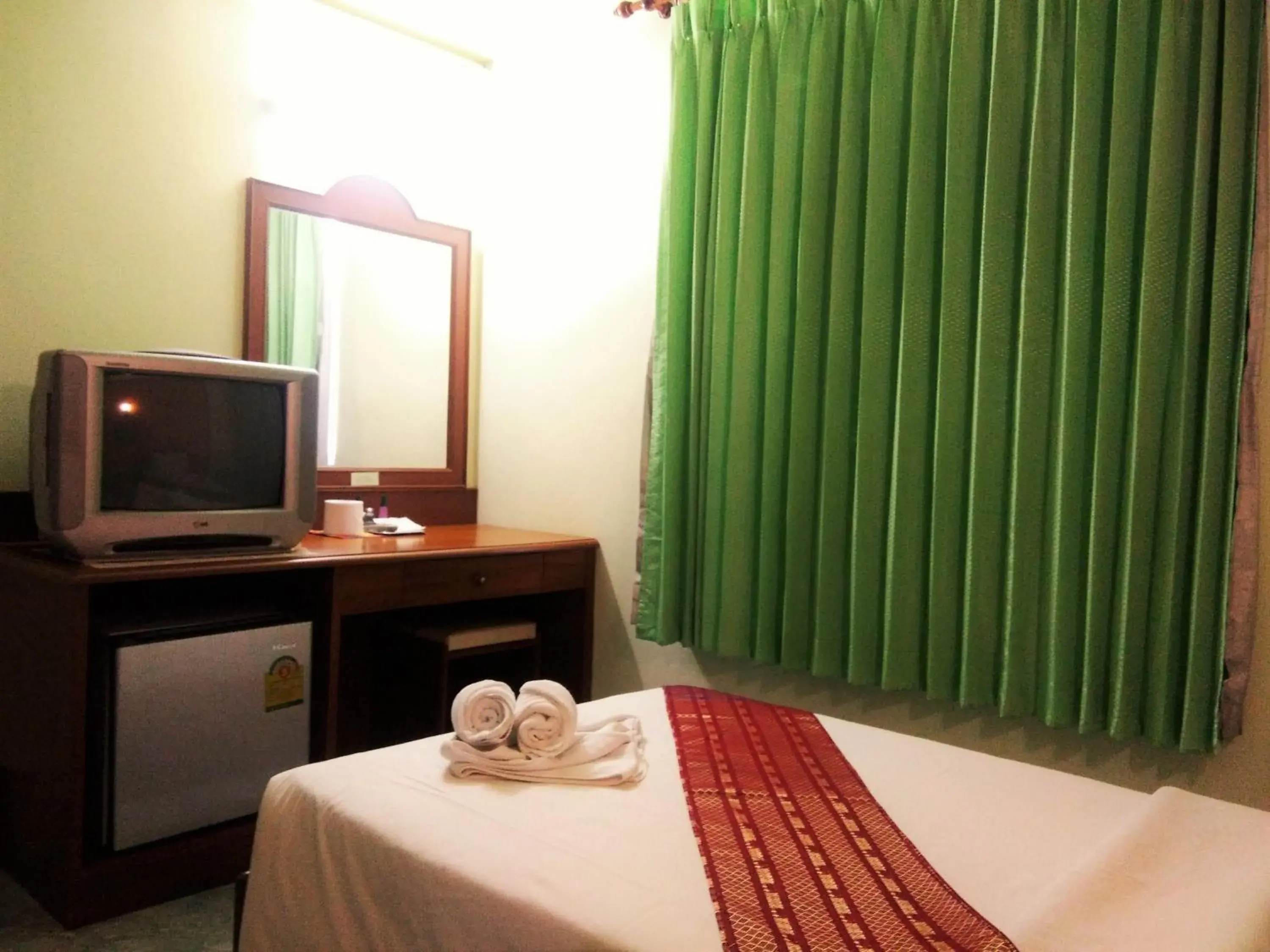 hair dresser, TV/Entertainment Center in Thepparat Lodge Krabi