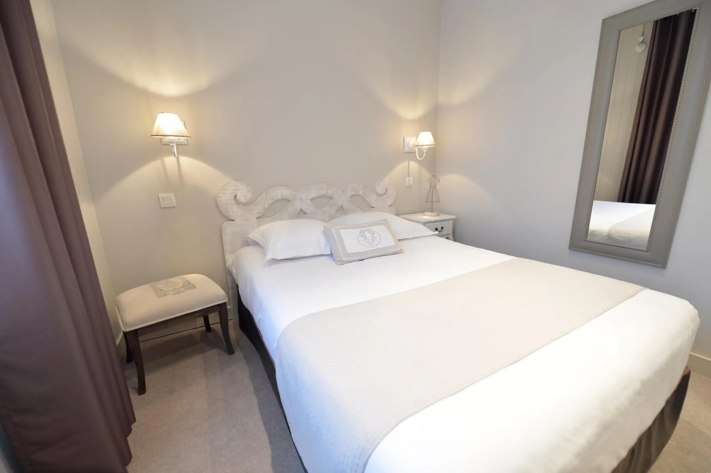 Bedroom, Bed in France Hôtel