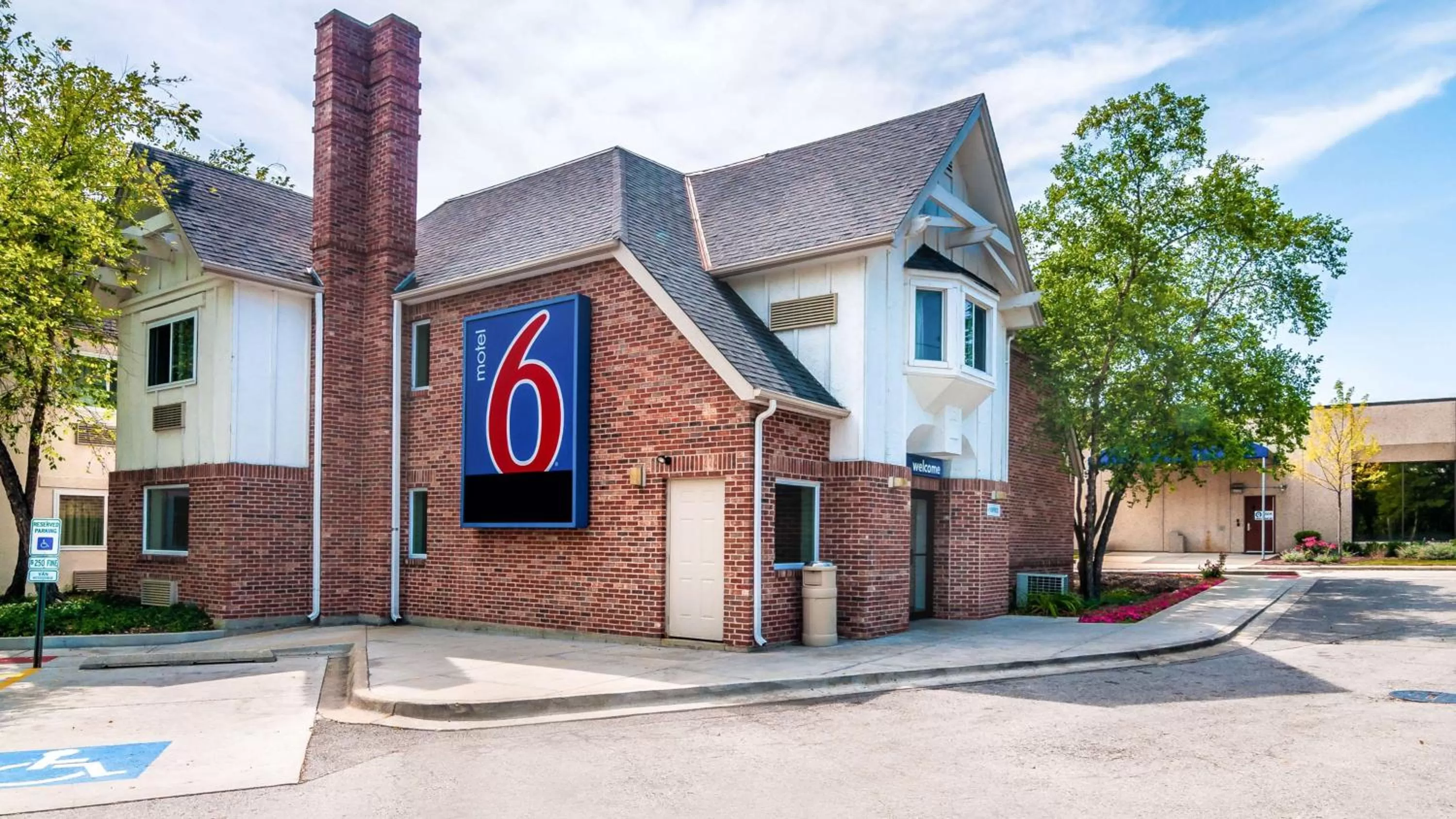 Property building in Motel 6-Arlington Heights, IL - Chicago North Central