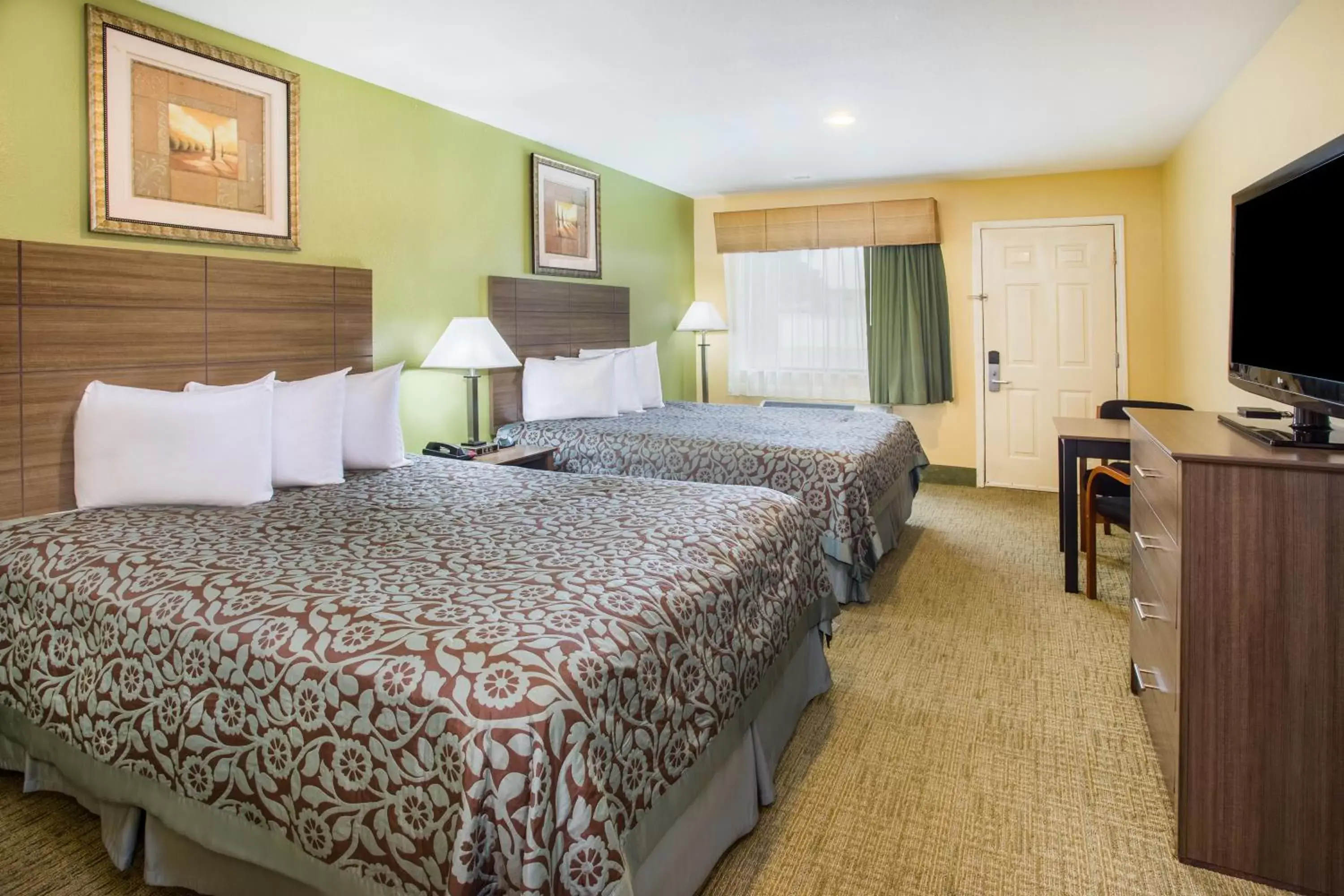 Bedroom, Bed in Days Inn by Wyndham Abbeville