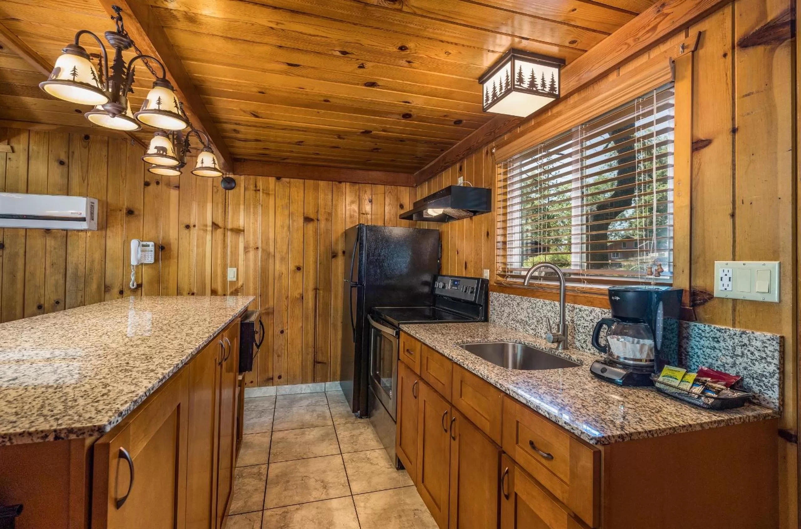 Kitchen or kitchenette in The Pines Resort & Conference Center