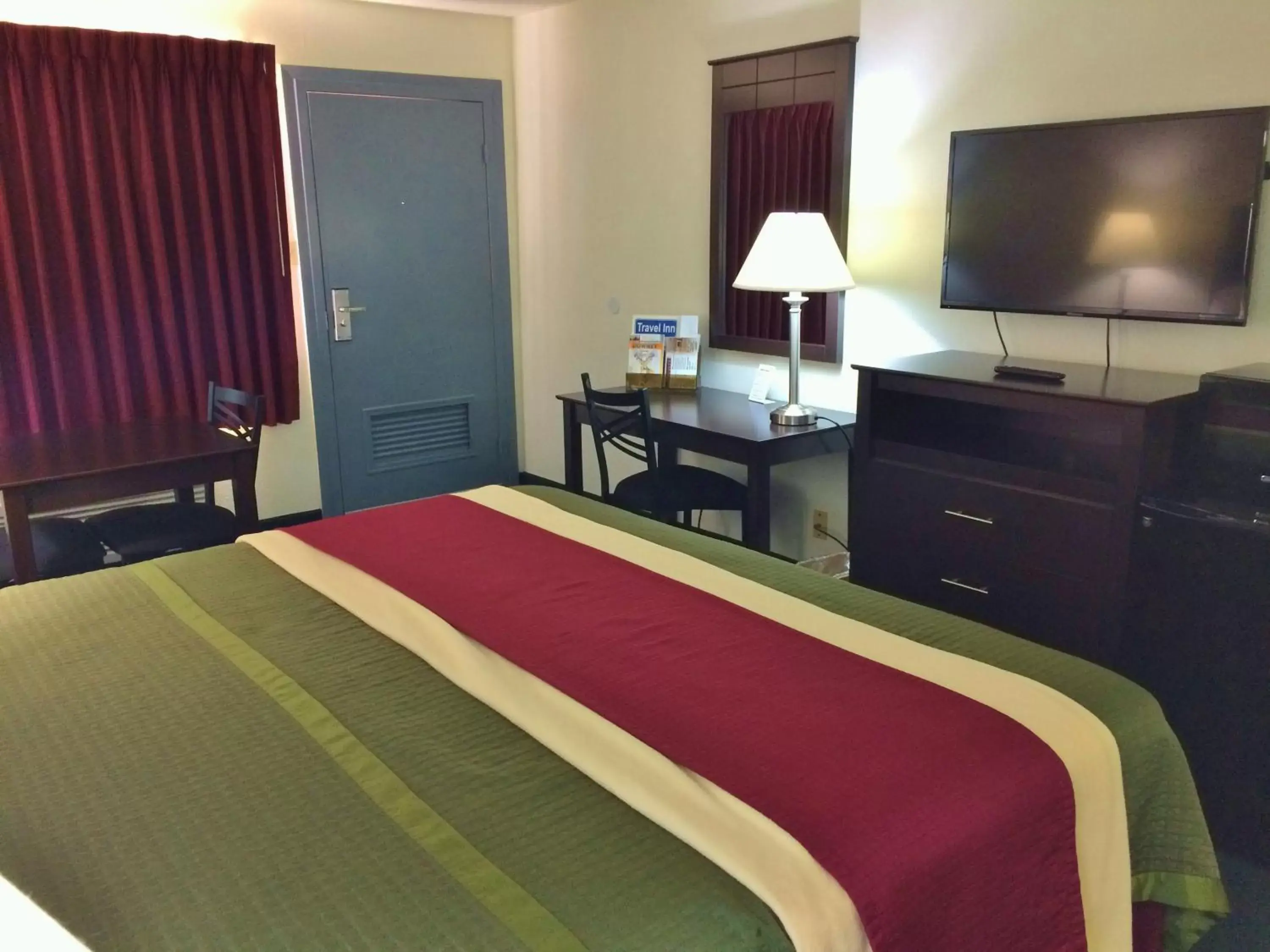 Bed in Travel Inn & Suites Atlanta Texas