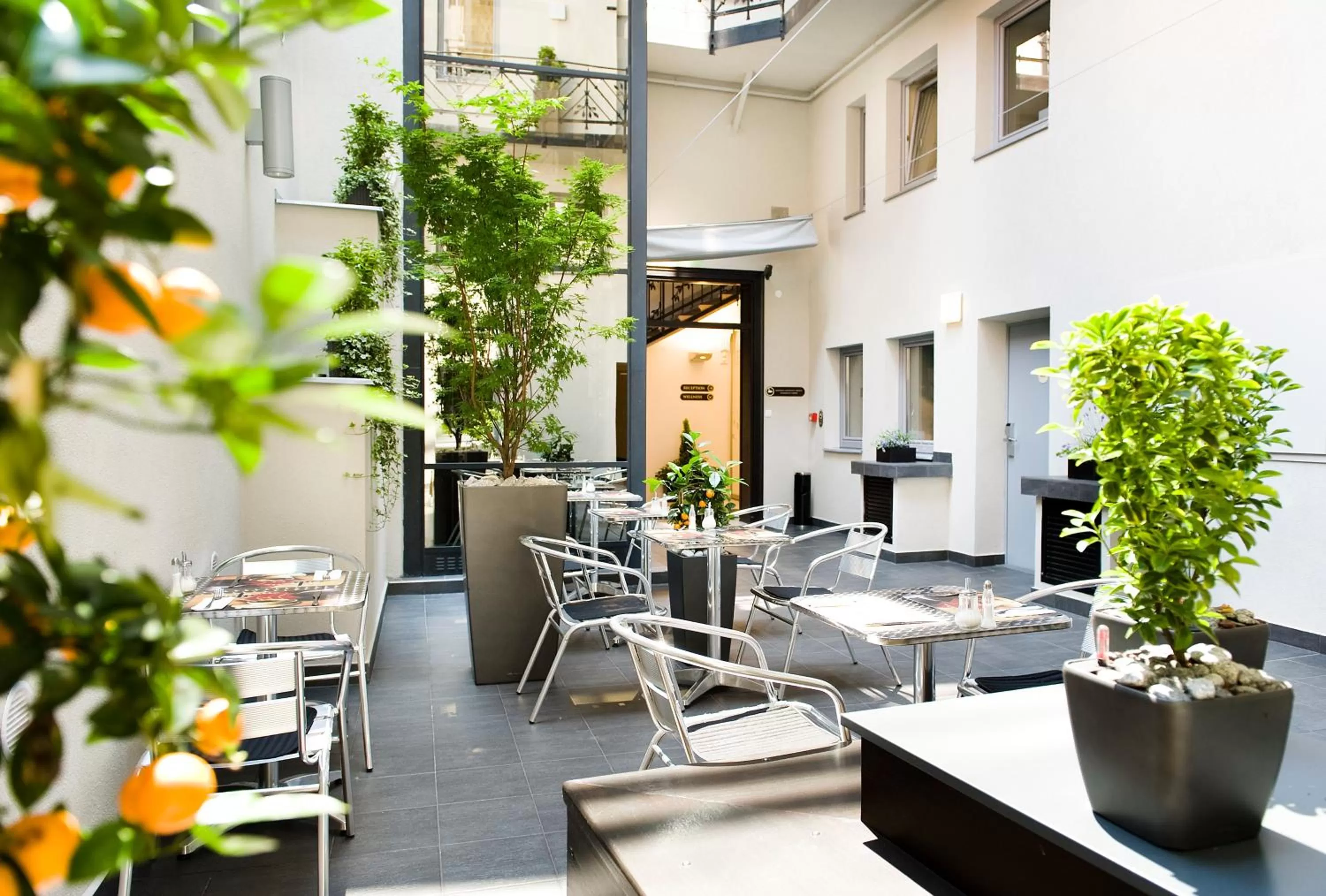 Restaurant/places to eat in Opera Garden Hotel & Apartments