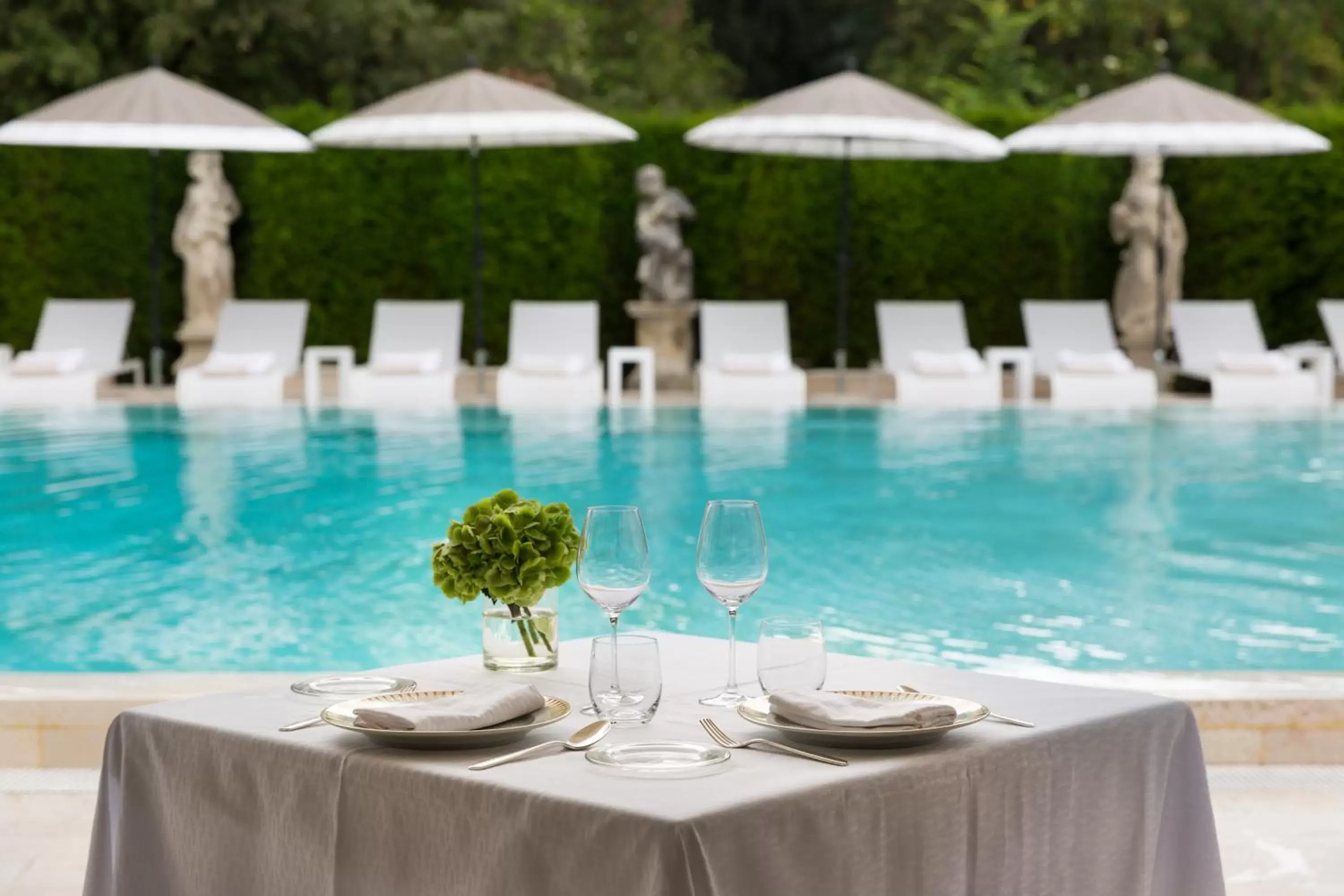 Restaurant/places to eat, Swimming Pool in Villa Cora