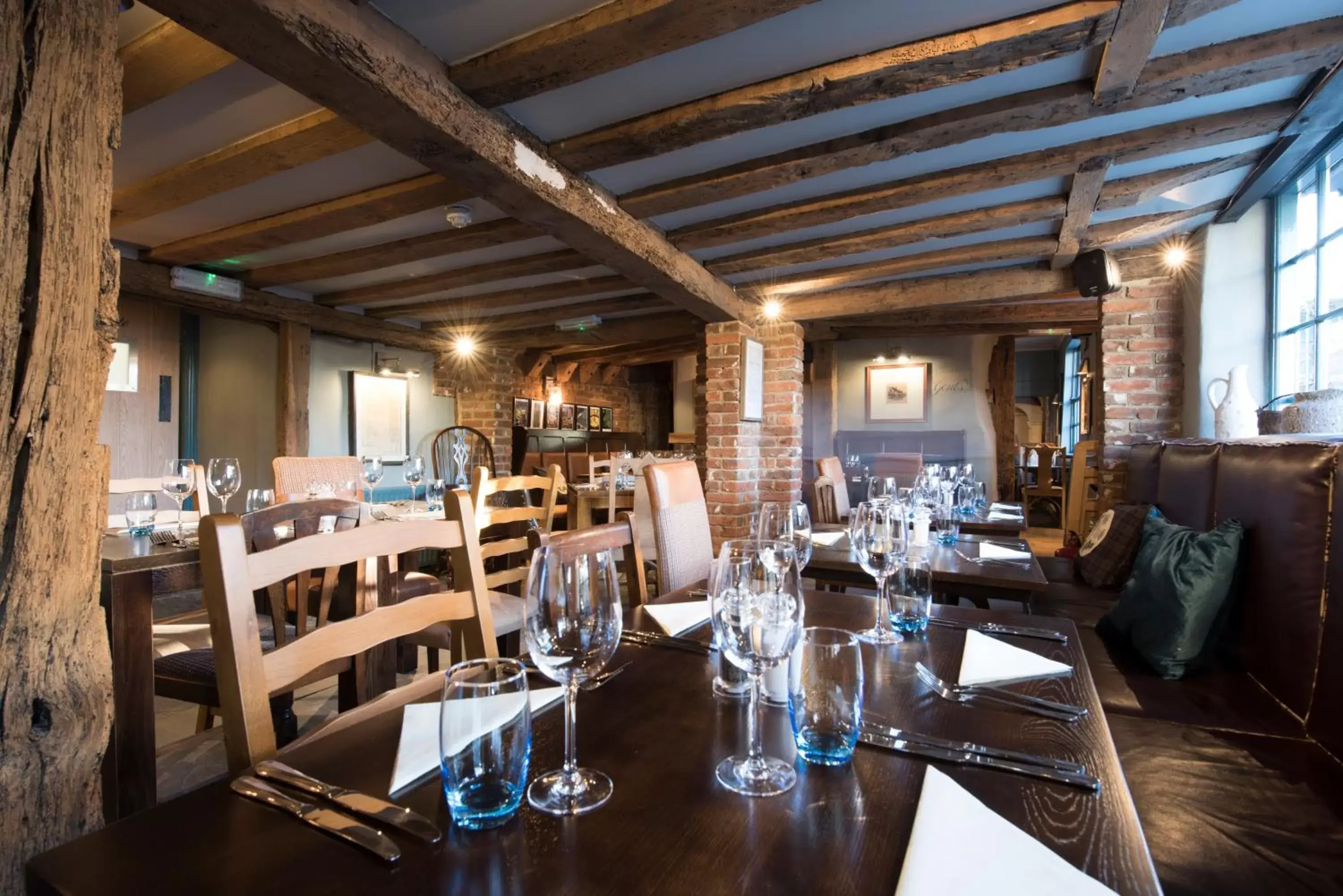 Restaurant/Places to Eat in The Ostrich Inn Colnbrook London Heathrow