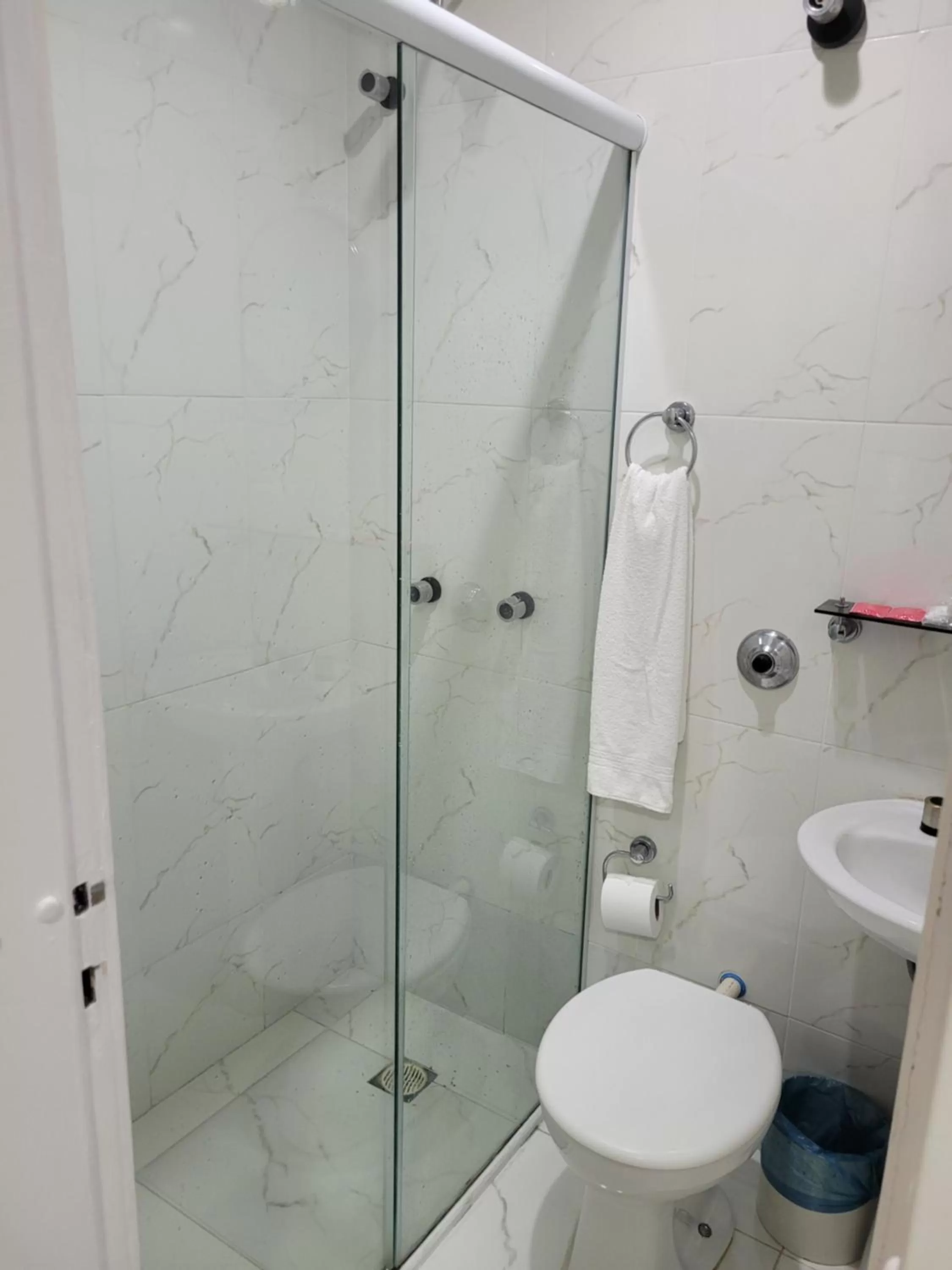 Shower in Hotel Estação Express