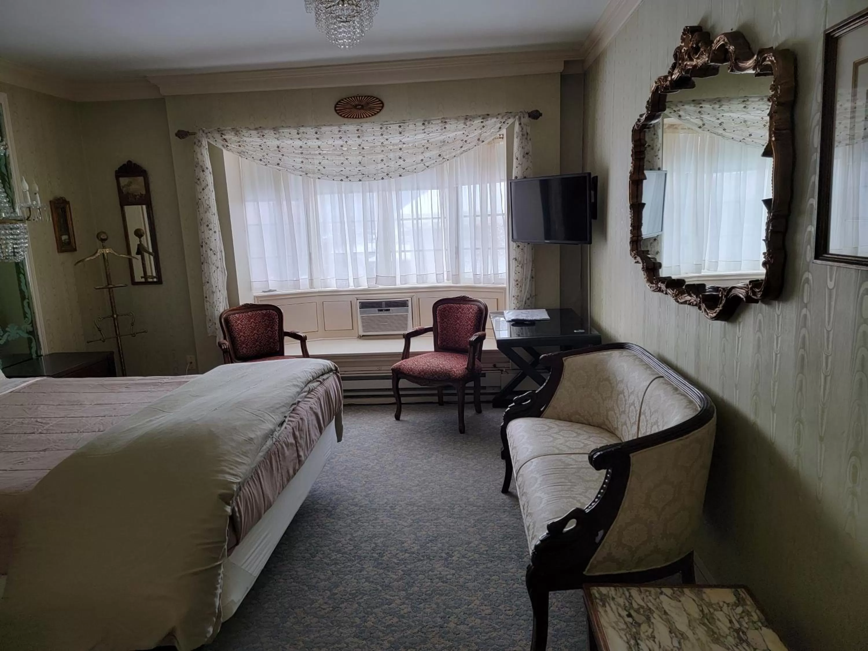 TV and multimedia, Seating Area in Lowell Inn