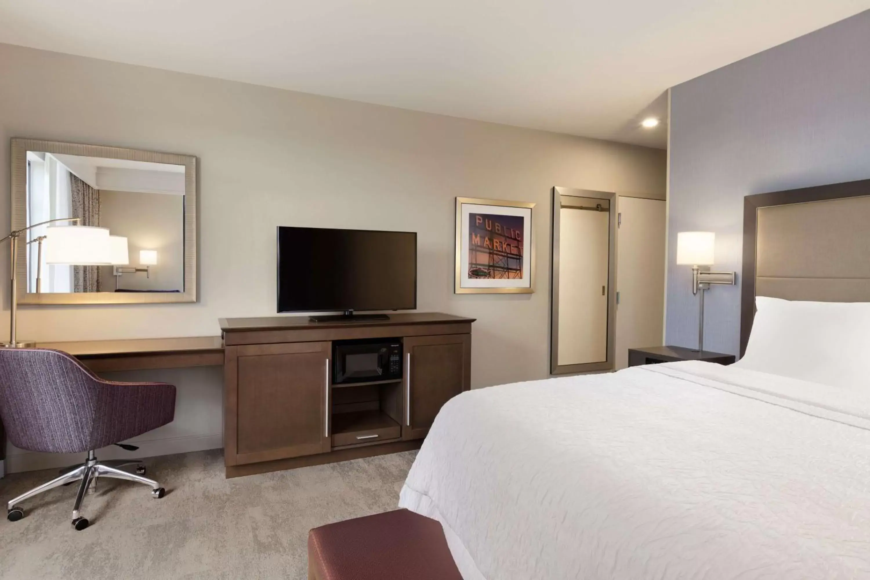 Bedroom, TV/Entertainment Center in Hampton Inn & Suites Seattle/Renton, Wa