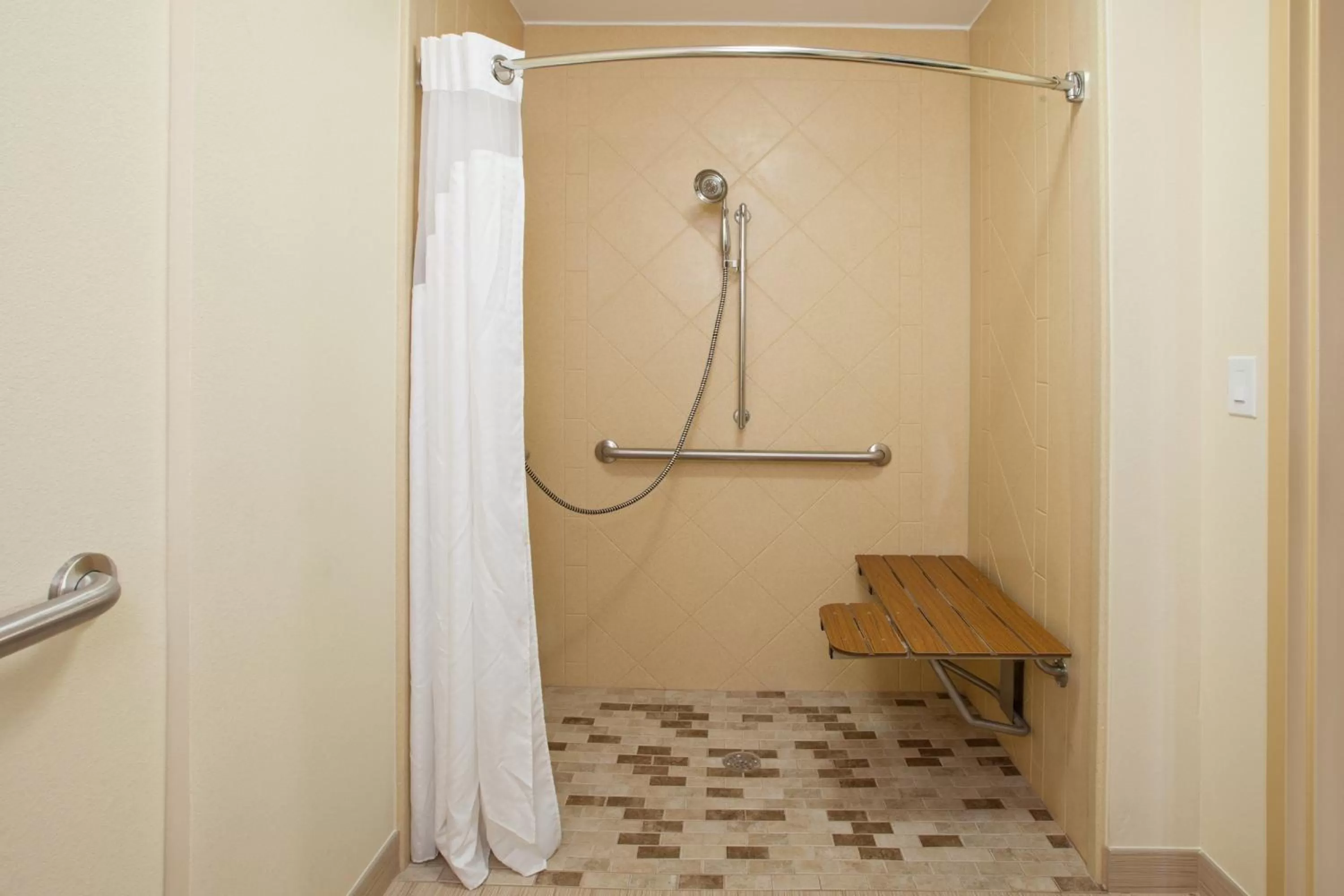 Single Room- Mobility Access tub/ Non- Smoking in Holiday Inn Express - Bowling Green, an IHG Hotel