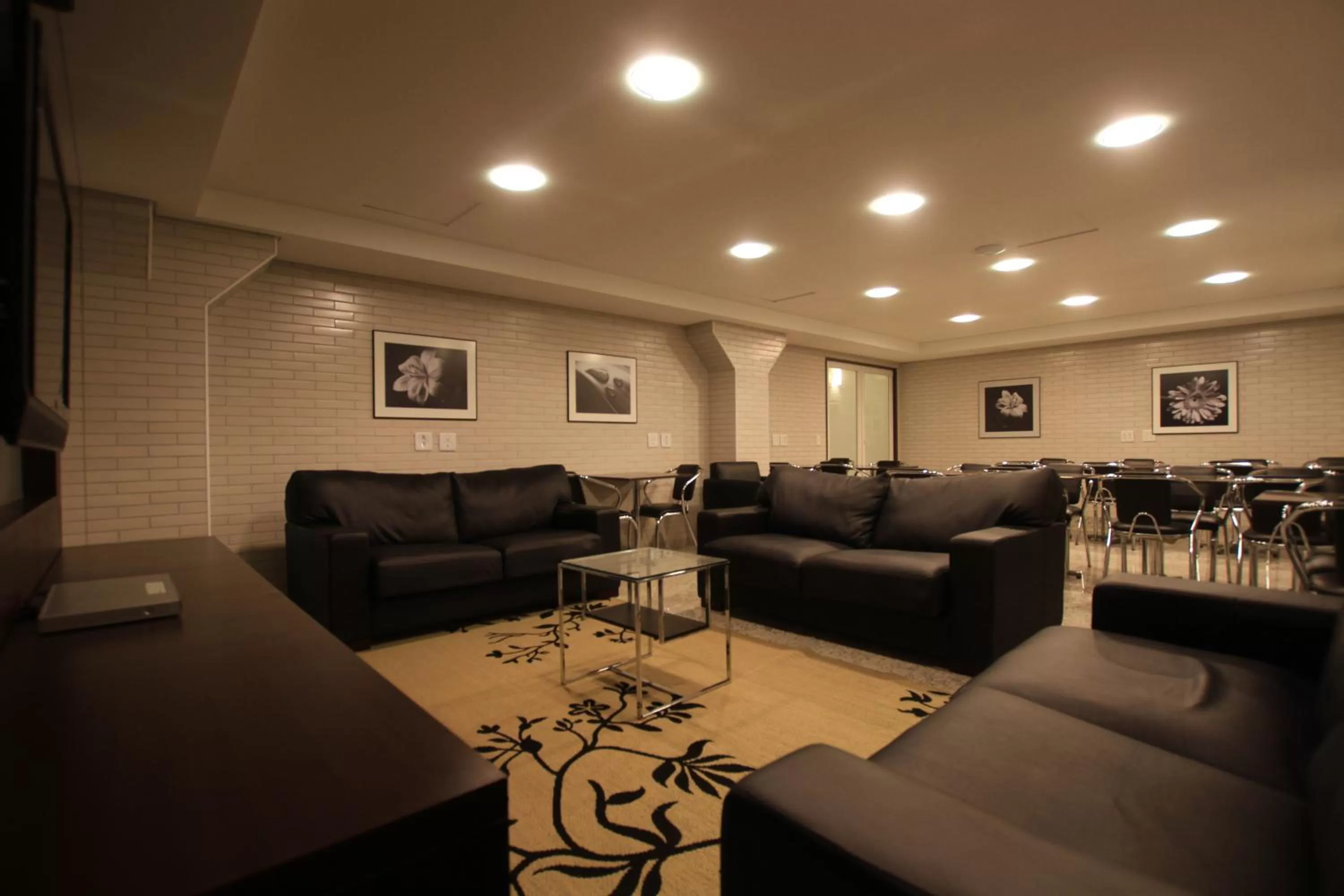 Communal lounge/ TV room in Hotel Confiance Batel